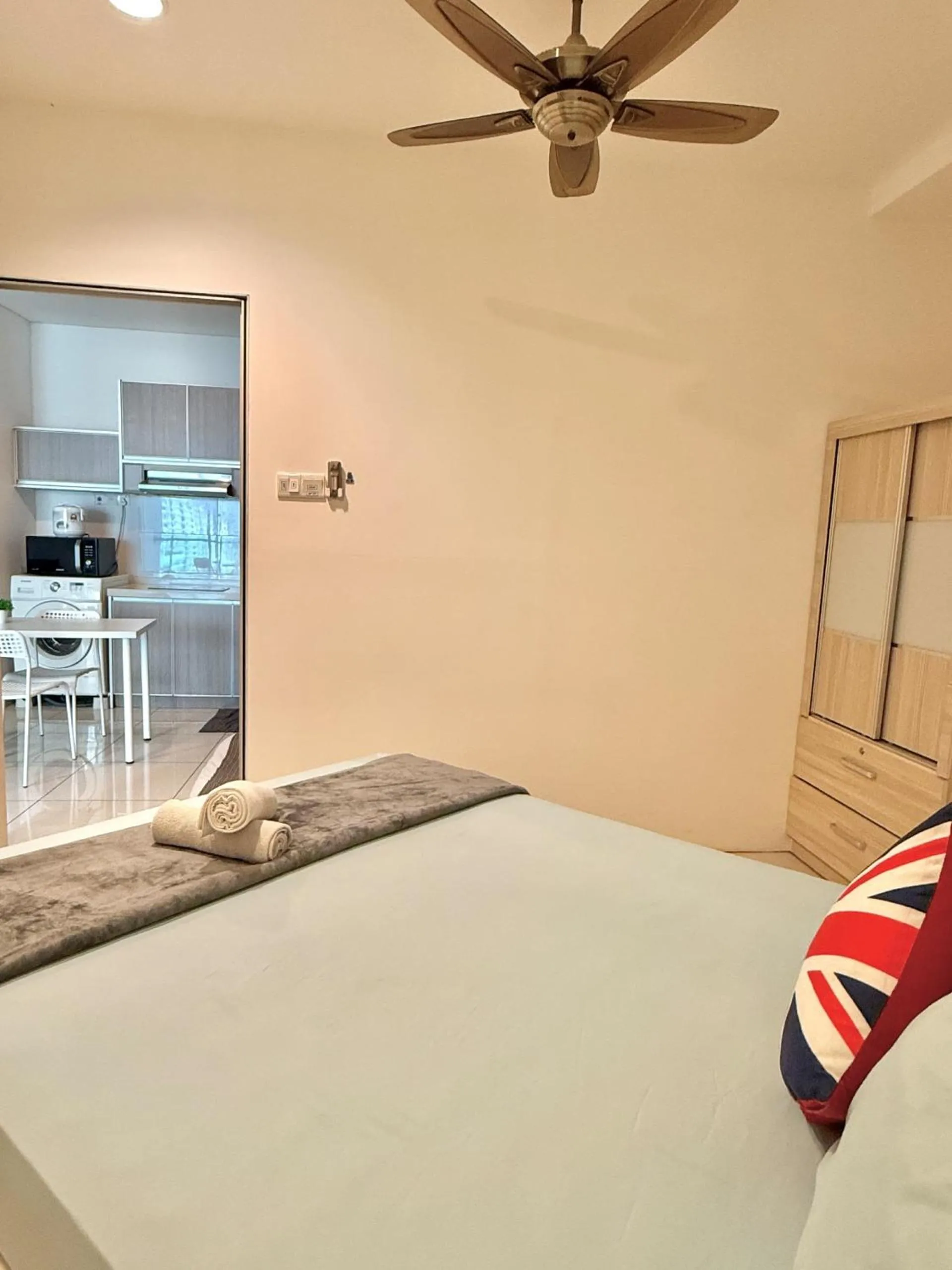 Bedroom, Bed in Mansion One by Sky Hive