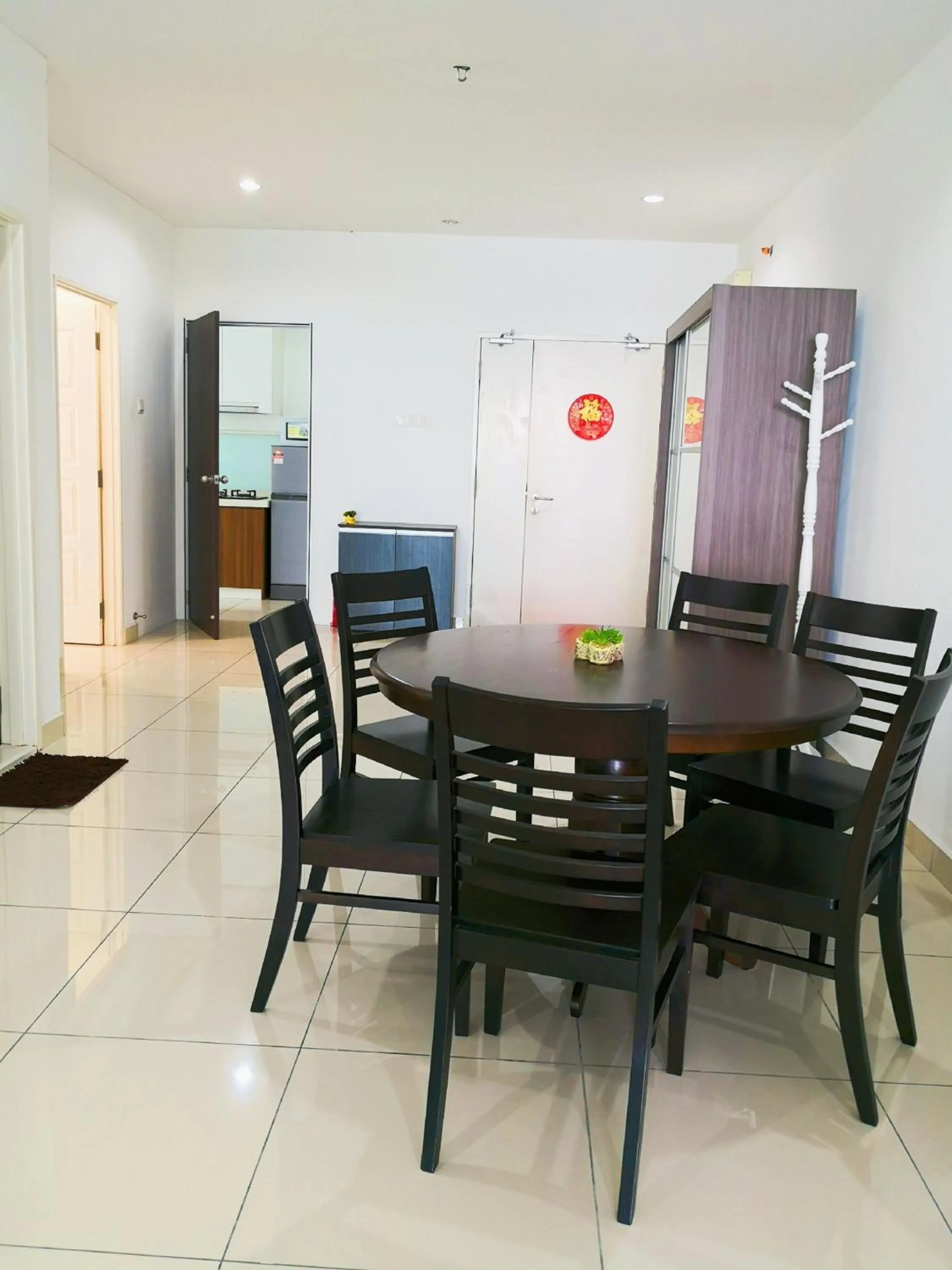 Dining area in Mansion One by Sky Hive