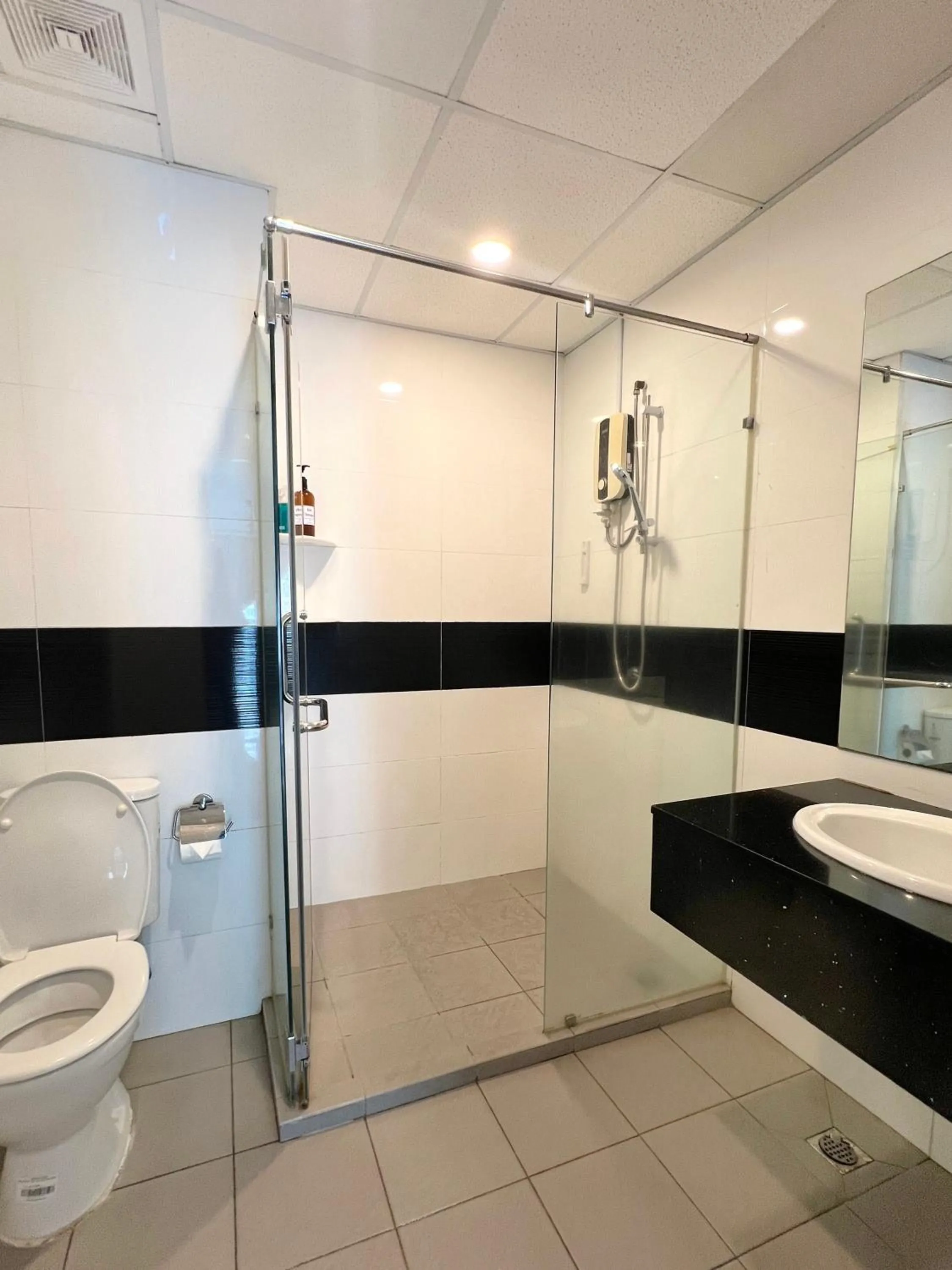 Bathroom in Mansion One by Sky Hive