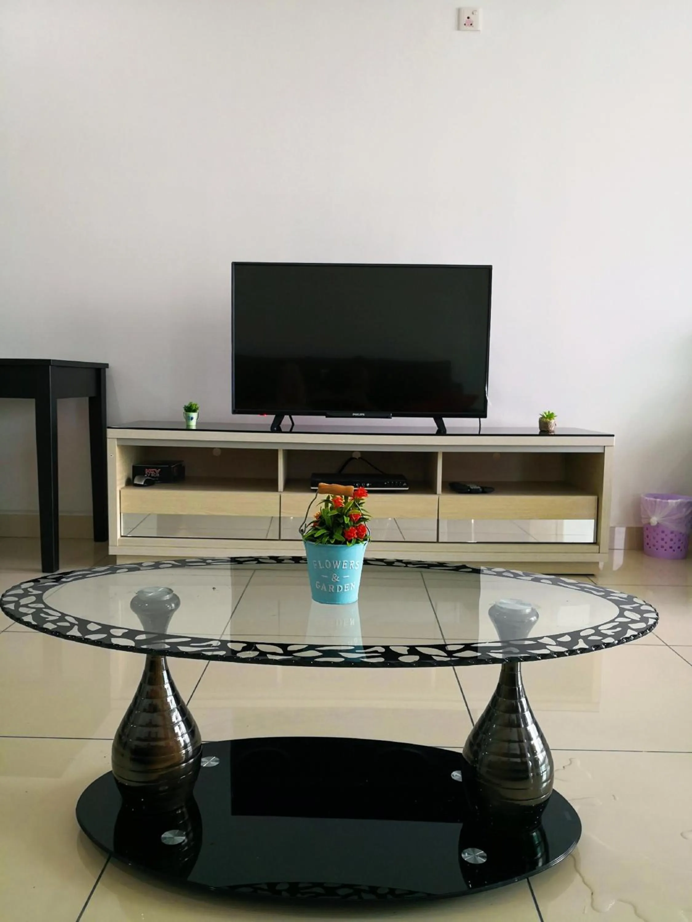 Communal lounge/ TV room in Mansion One by Sky Hive