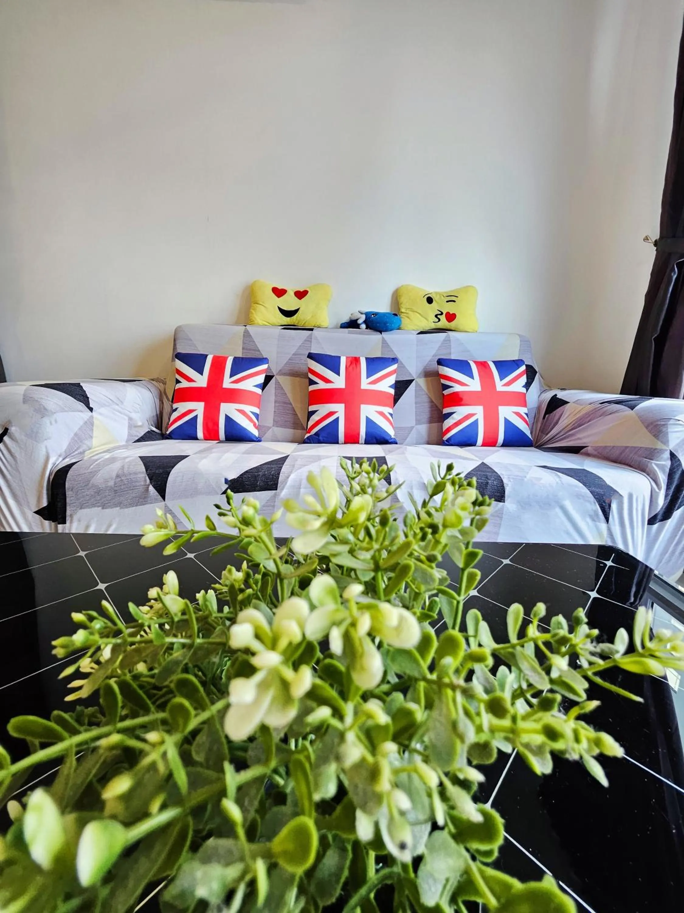 Living room, Bed in Mansion One by Sky Hive