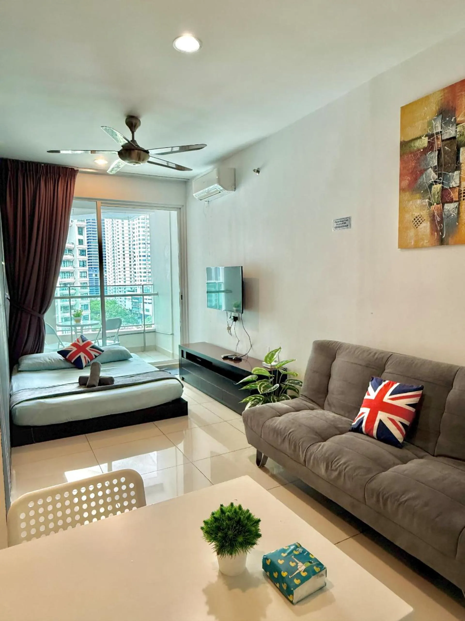 Living room, Bed in Mansion One by Sky Hive