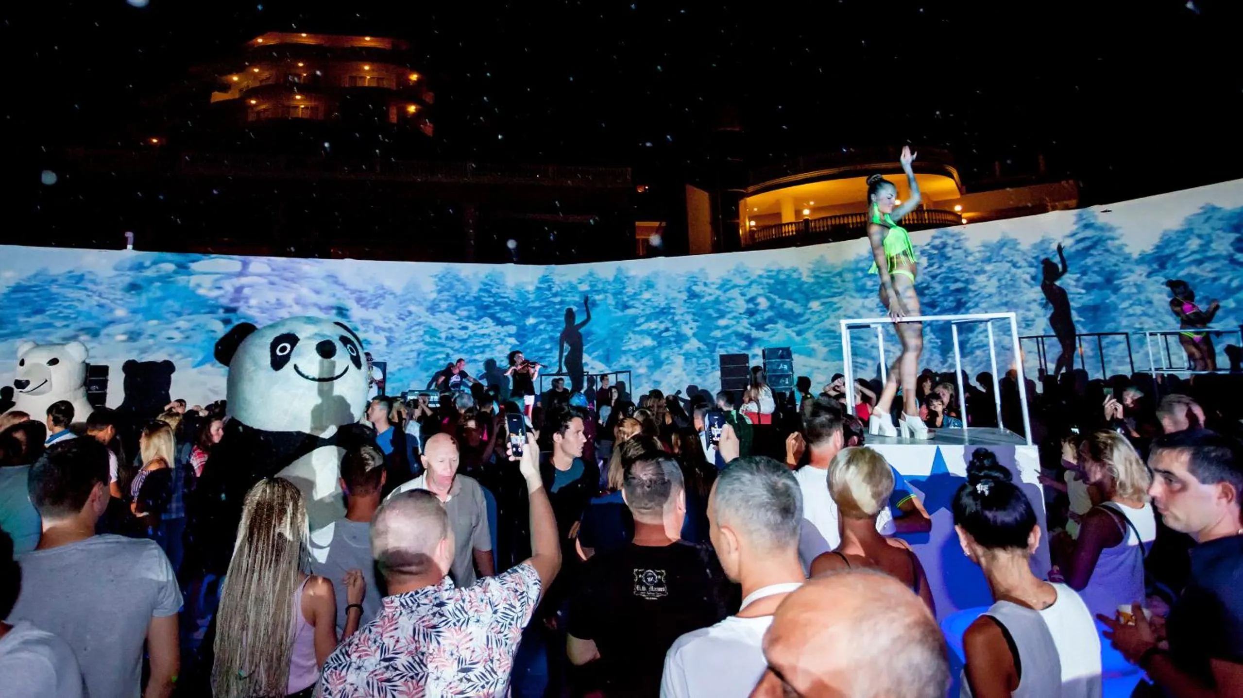 Evening entertainment in Starlight Resort Hotel