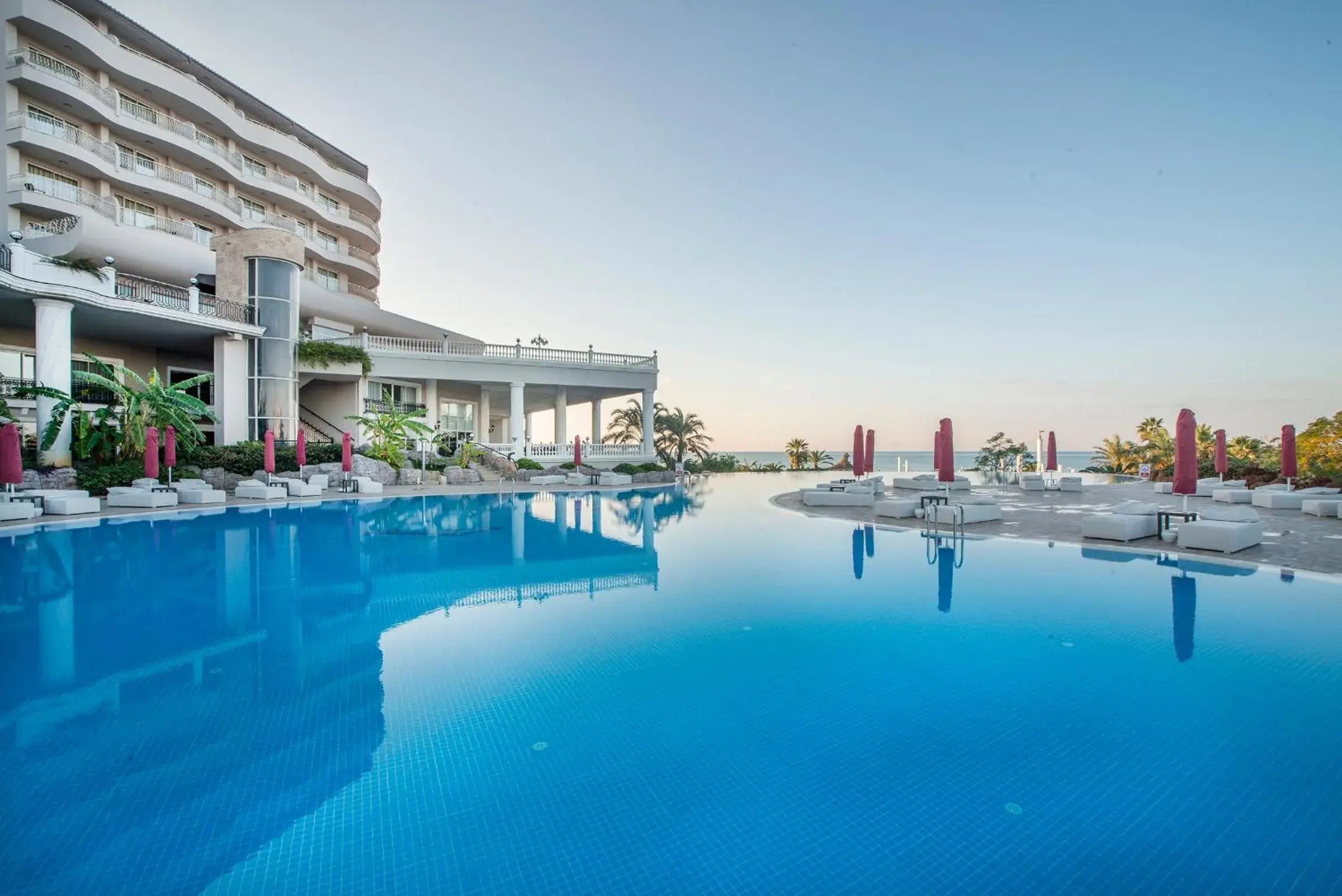 Swimming pool in Starlight Resort Hotel Swimming pool in Starlight Resort Hotel
