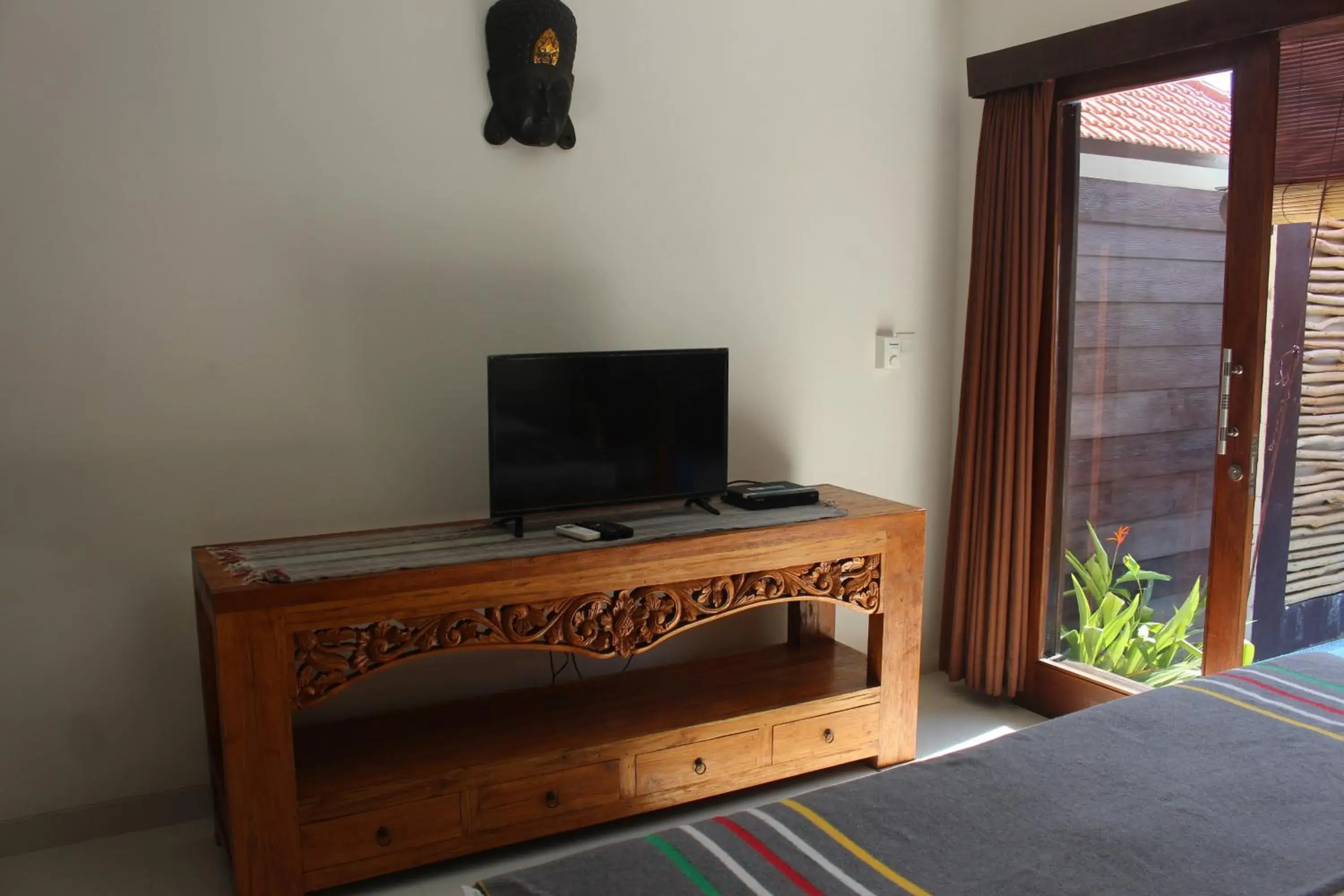 Bedroom, TV/Entertainment Center in Jukung Villas Kuta