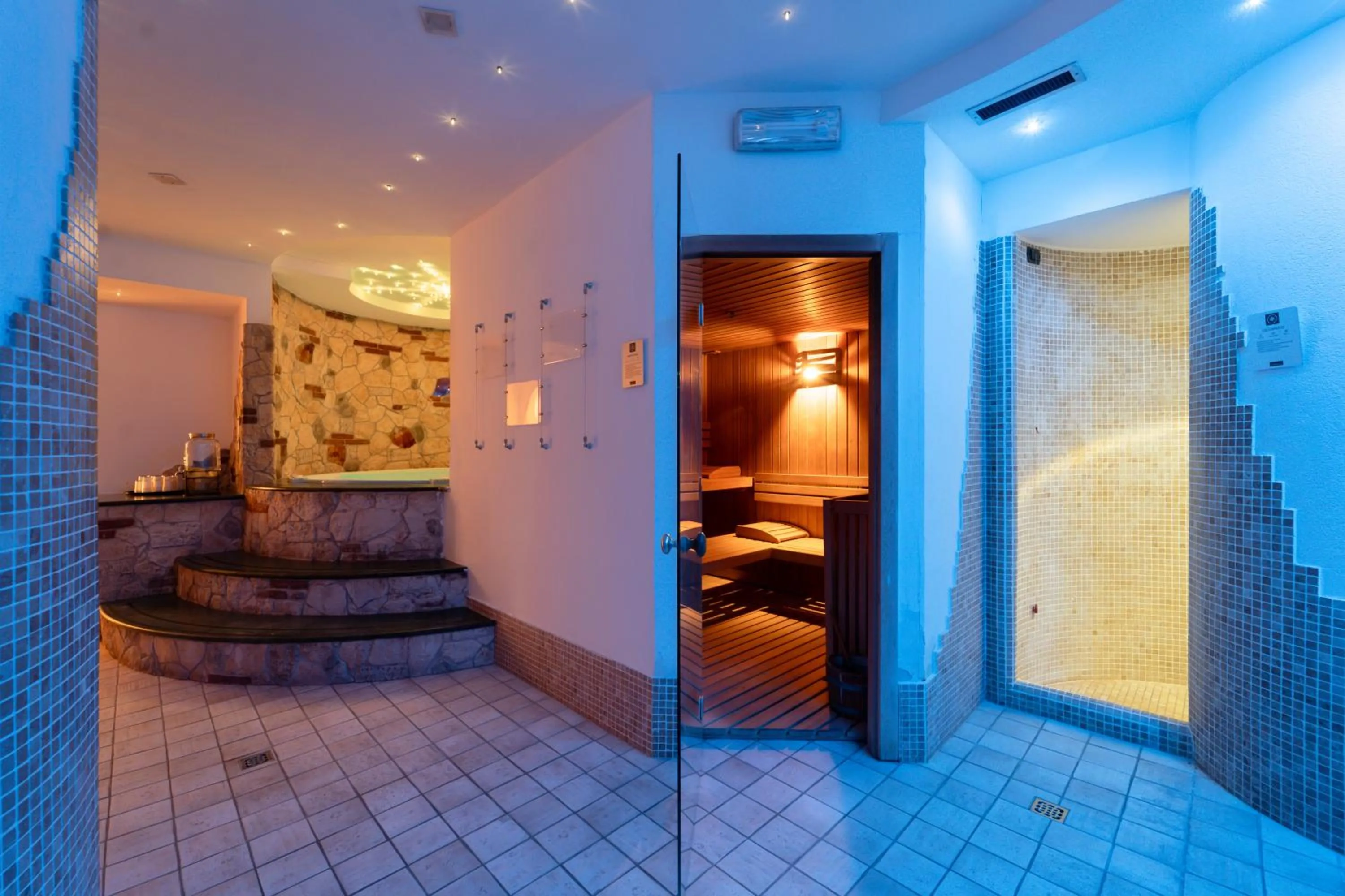 Hot Tub in Hotel Laurin