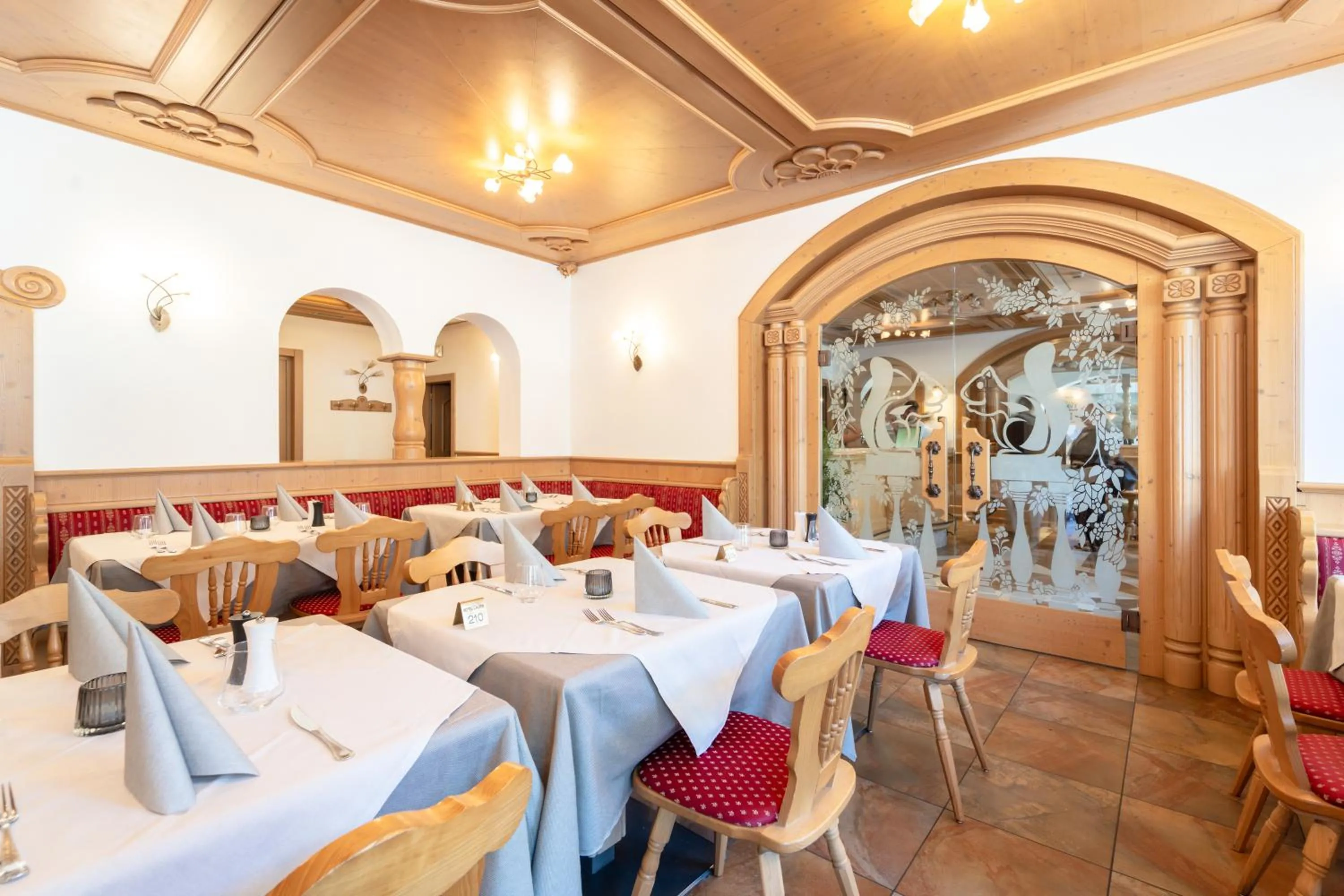 Restaurant/places to eat in Hotel Laurin