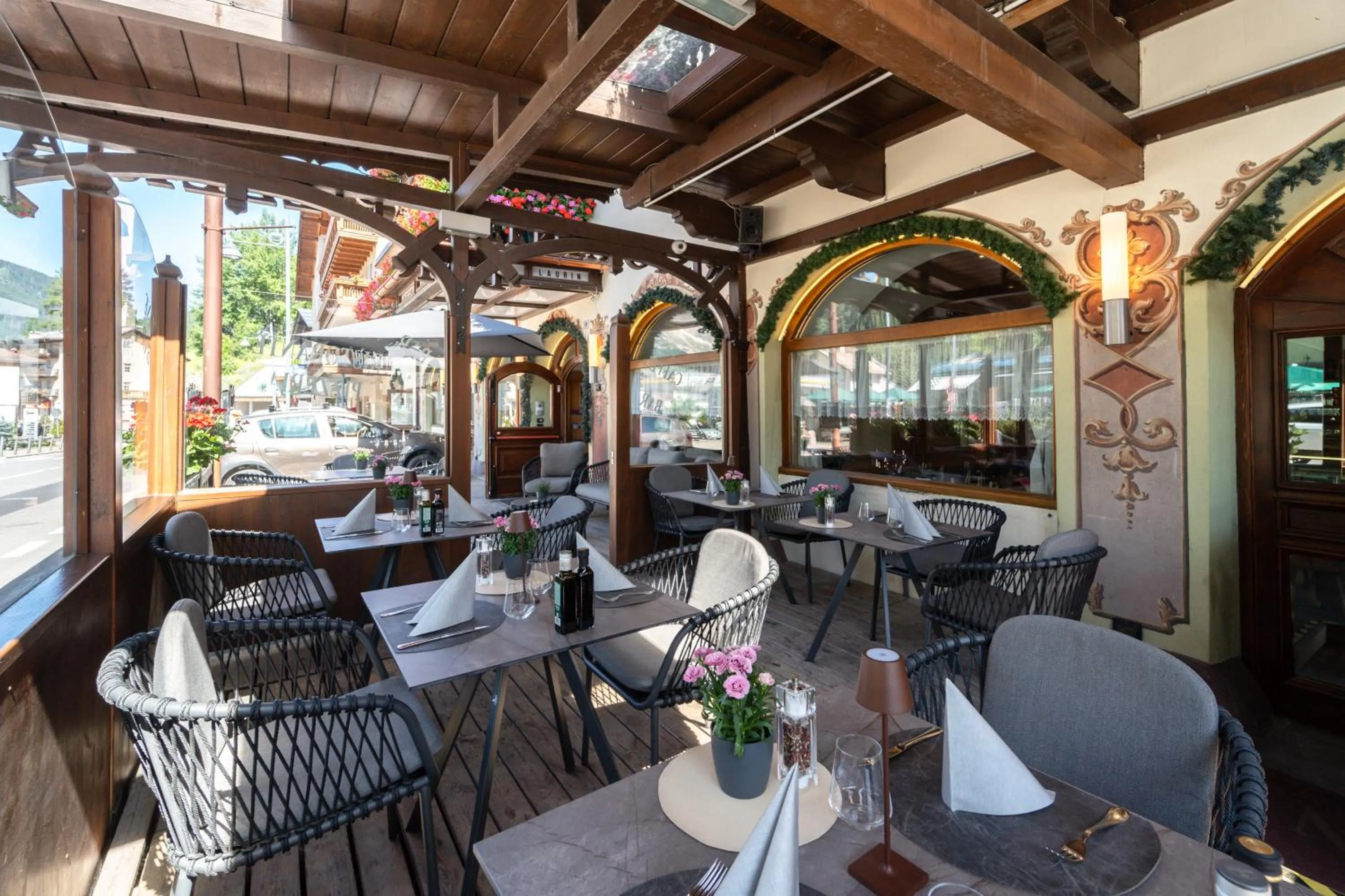 Restaurant/places to eat in Hotel Laurin