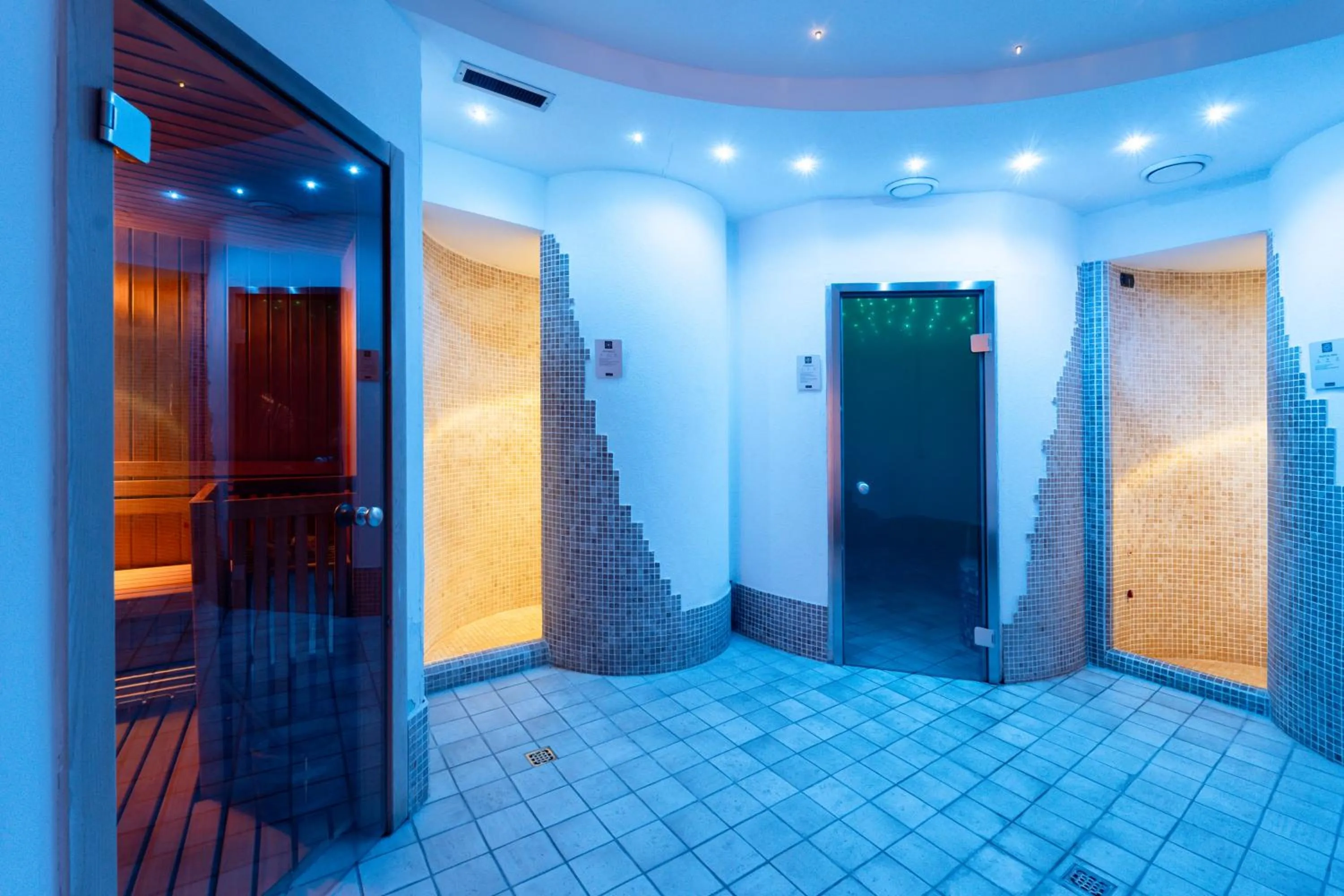 Sauna, Bed in Hotel Laurin
