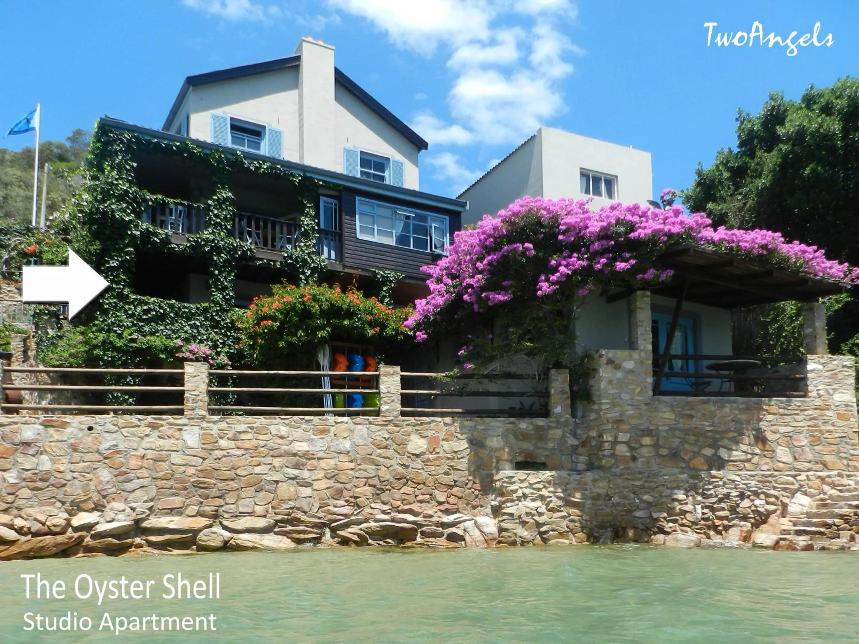 Facade/entrance in TwoAngels