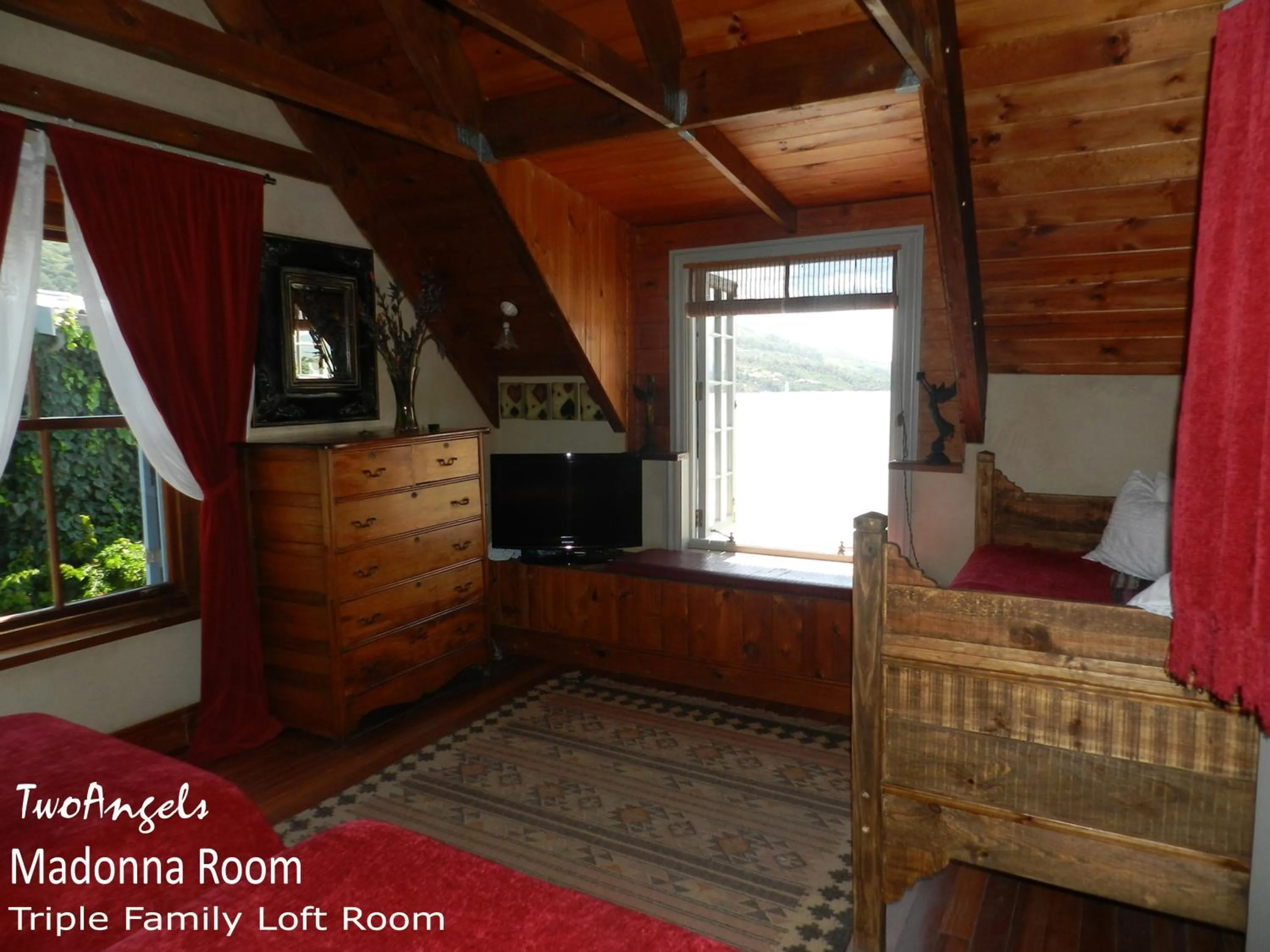 Photo of the whole room in TwoAngels