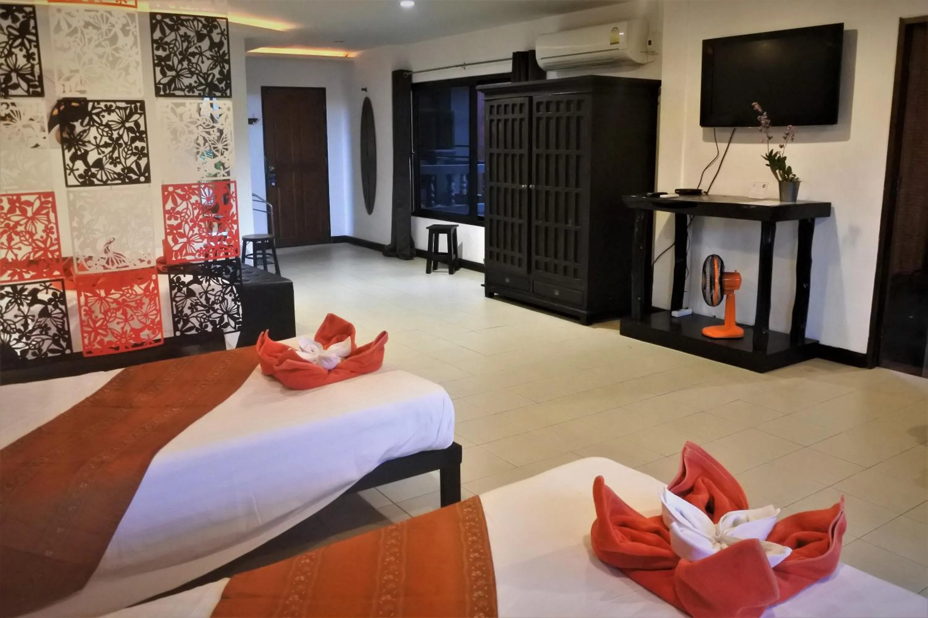 Photo of the whole room, Bed in Hi Karon Beach