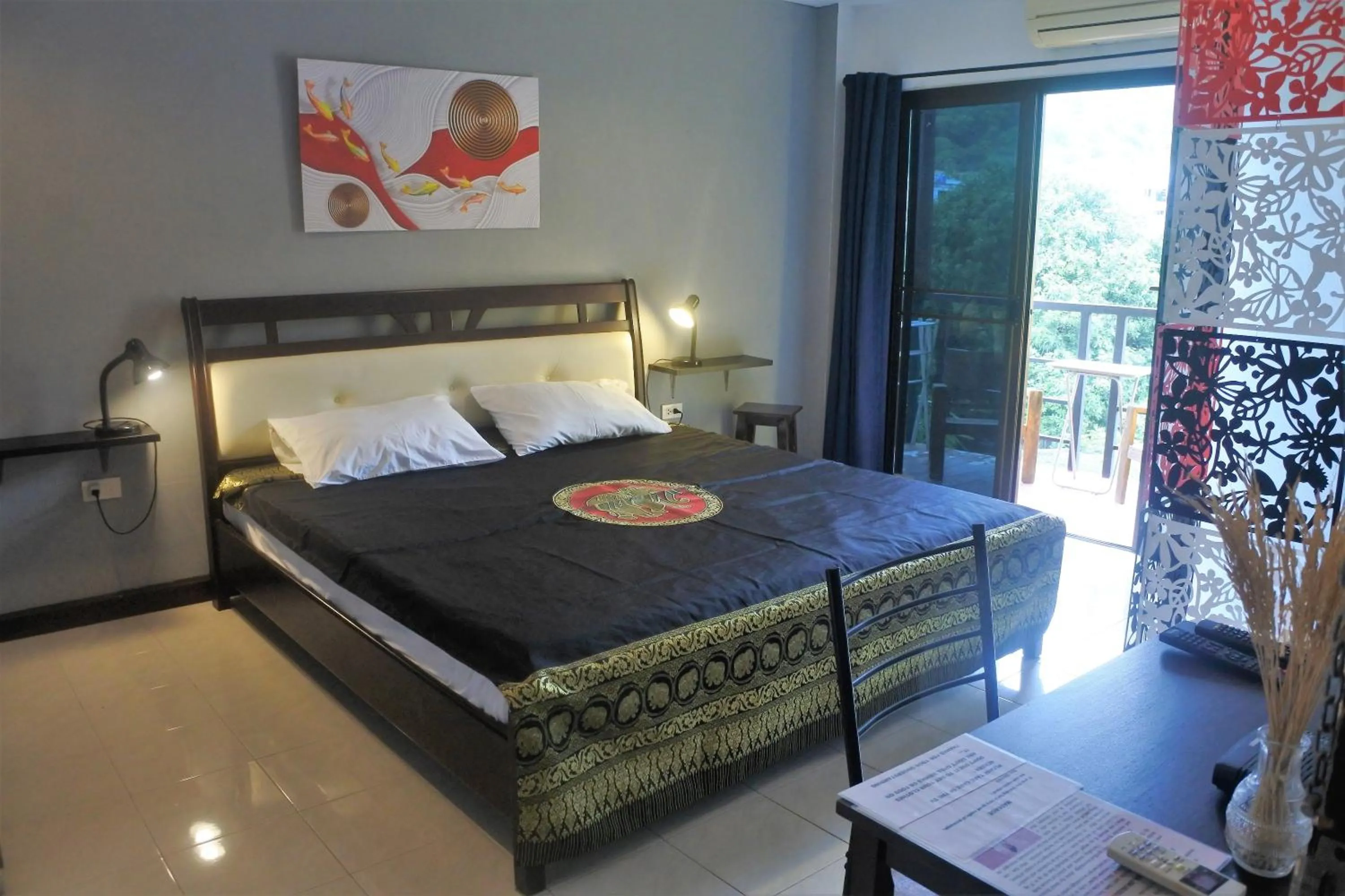 Photo of the whole room, Bed in Hi Karon Beach