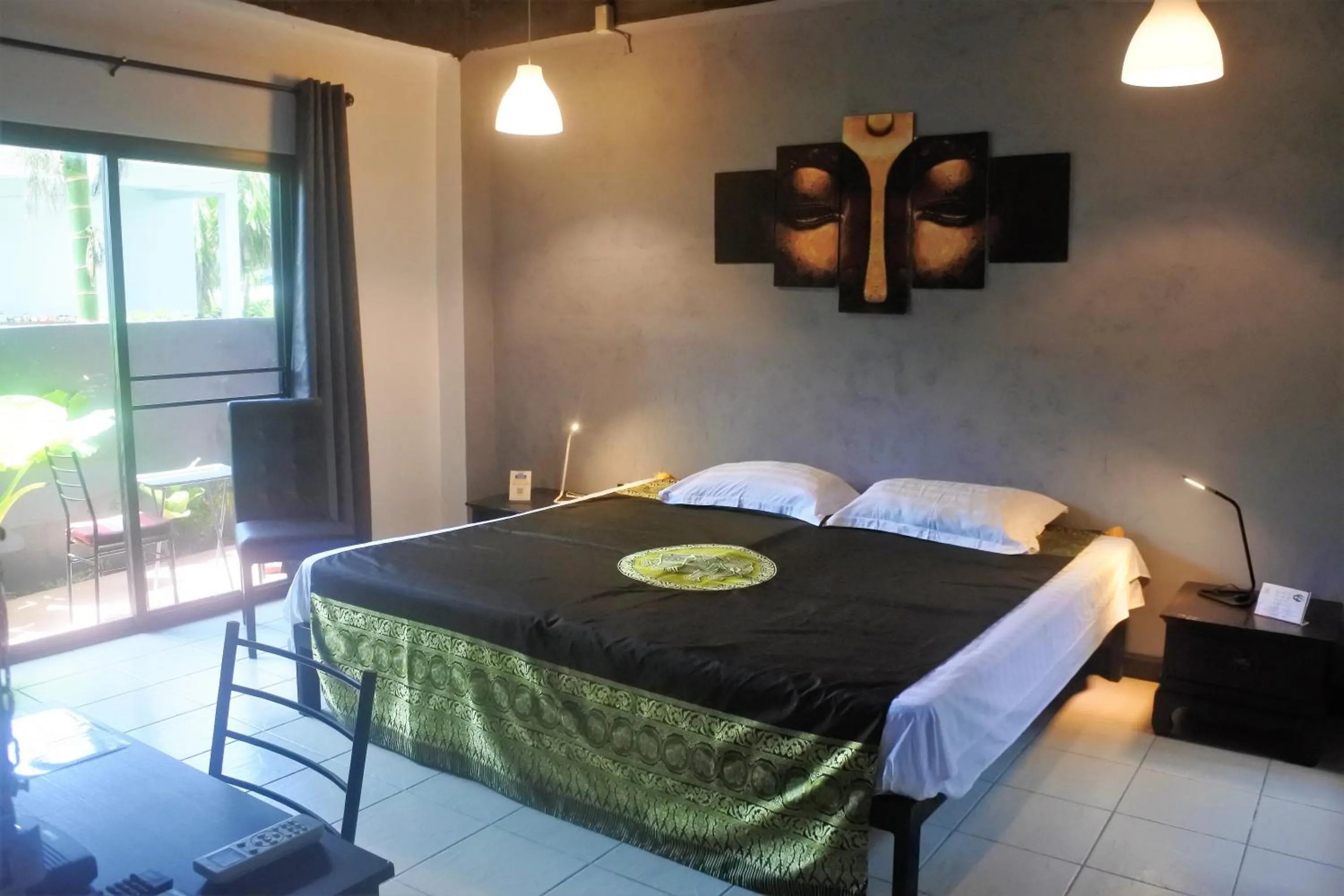 Photo of the whole room, Bed in Hi Karon Beach