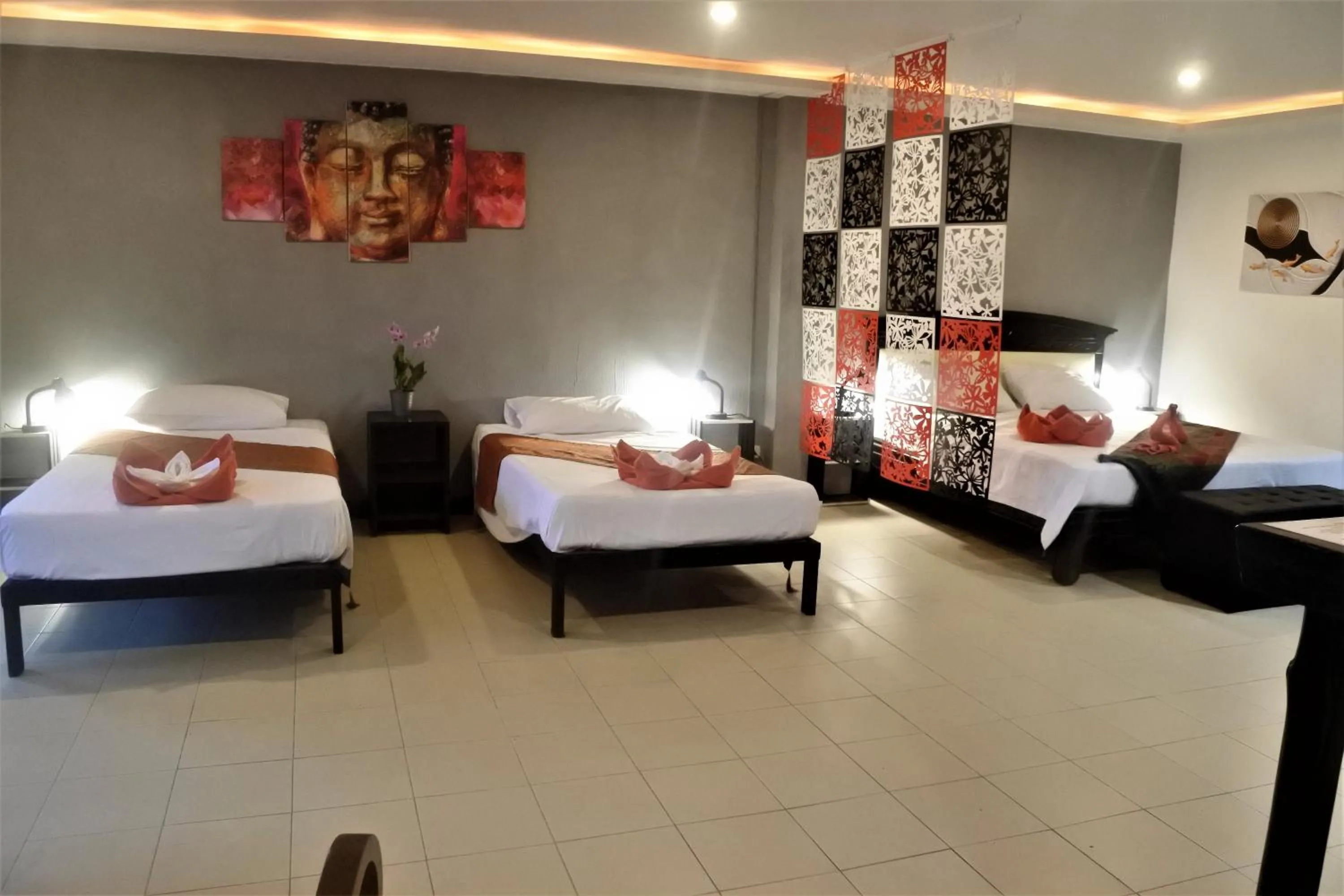 Photo of the whole room, Bed in Hi Karon Beach