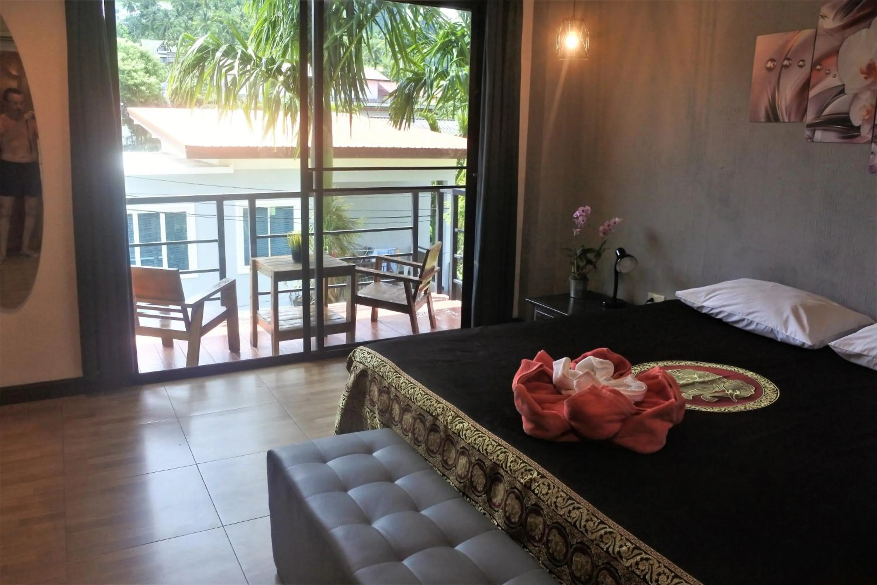 Photo of the whole room, Bed in Hi Karon Beach