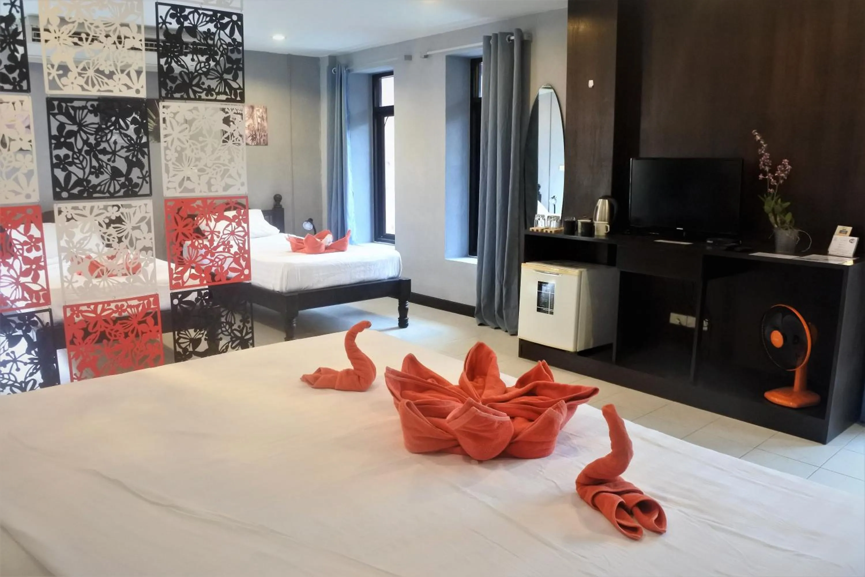 Photo of the whole room, Bed in Hi Karon Beach