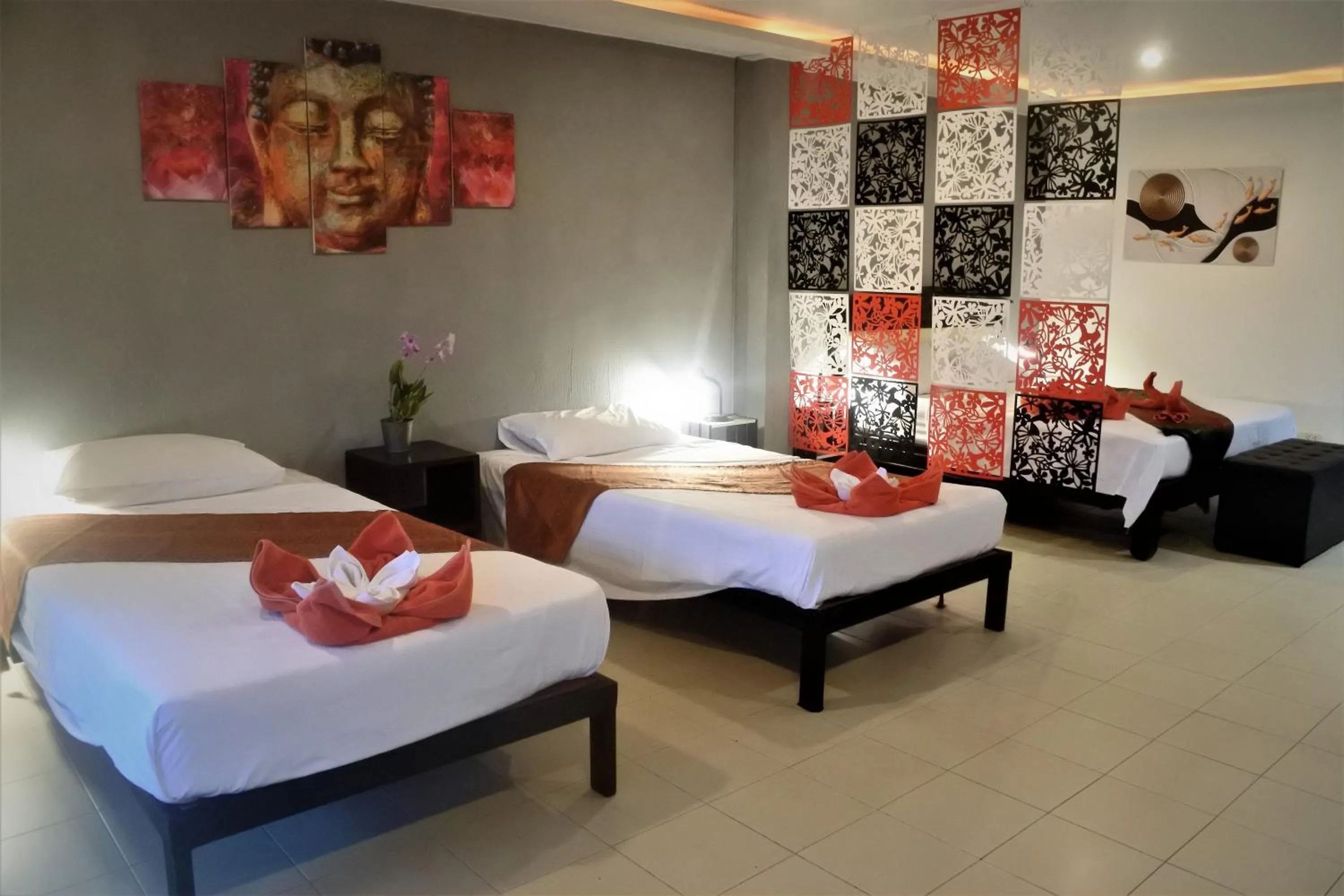 Photo of the whole room, Bed in Hi Karon Beach