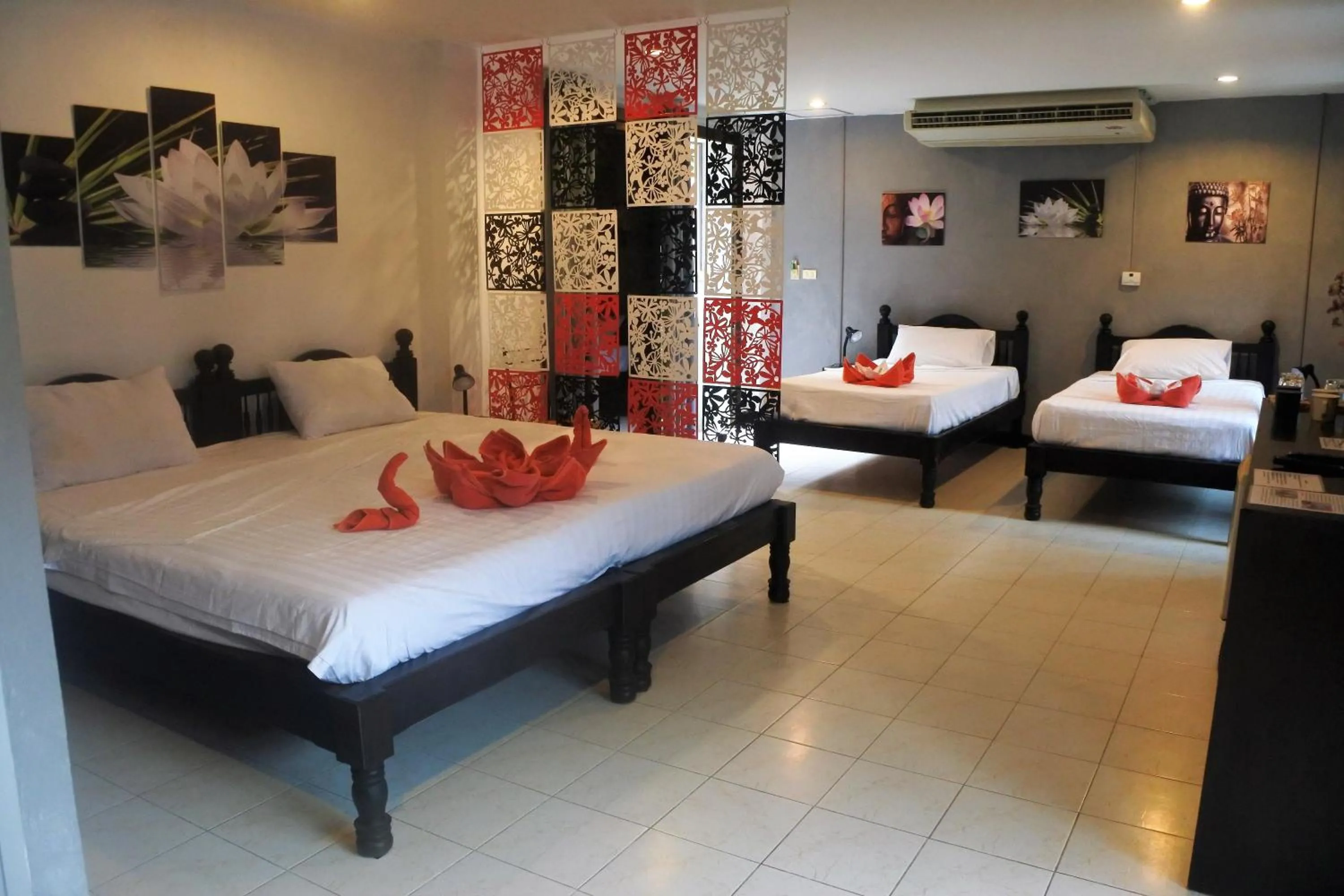 Photo of the whole room, Bed in Hi Karon Beach