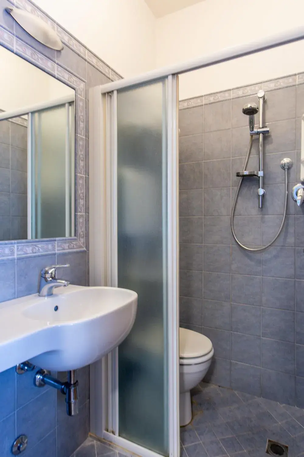 Shower, Bathroom in Hotel Raffaello