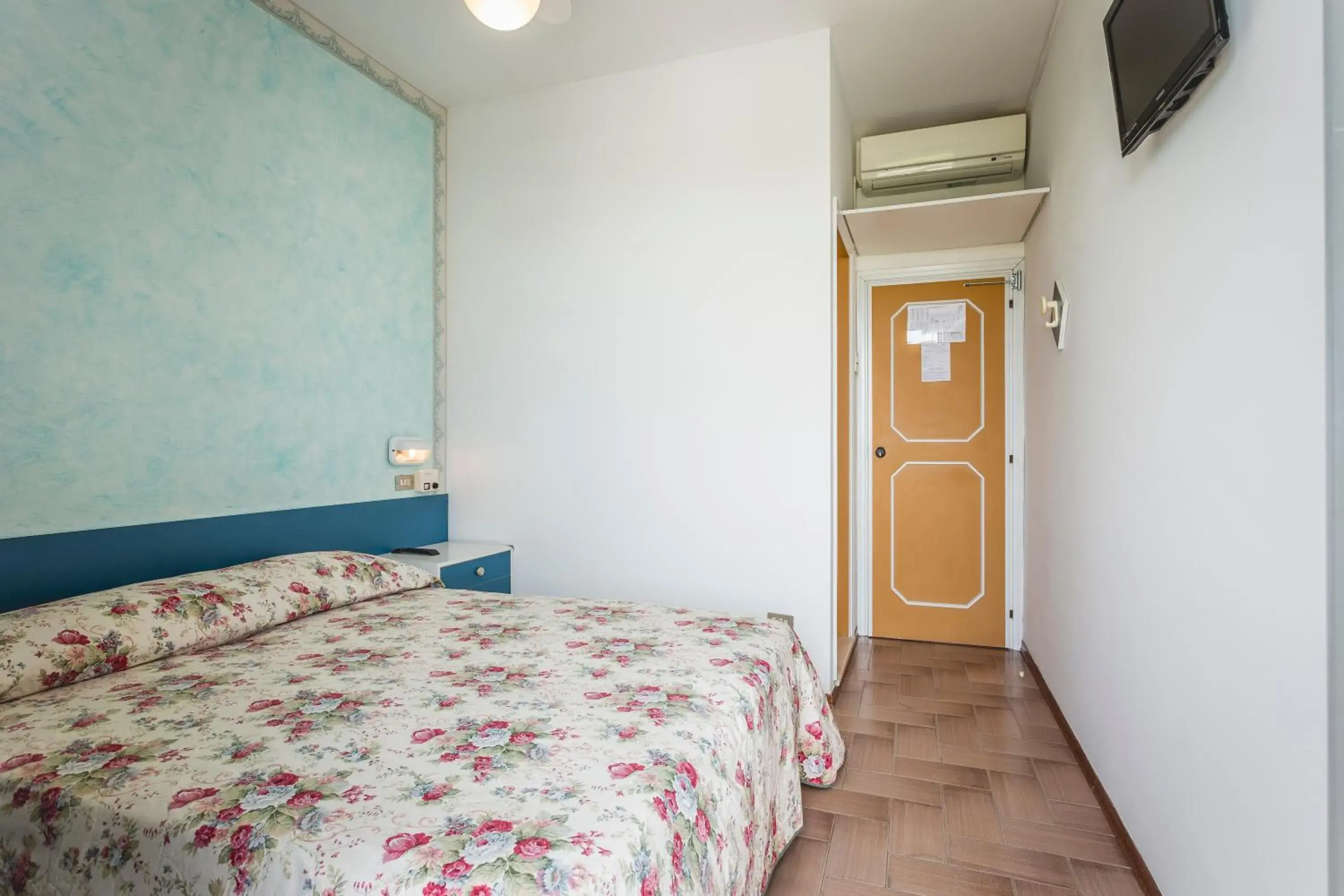 TV and multimedia, Bed in Hotel Raffaello