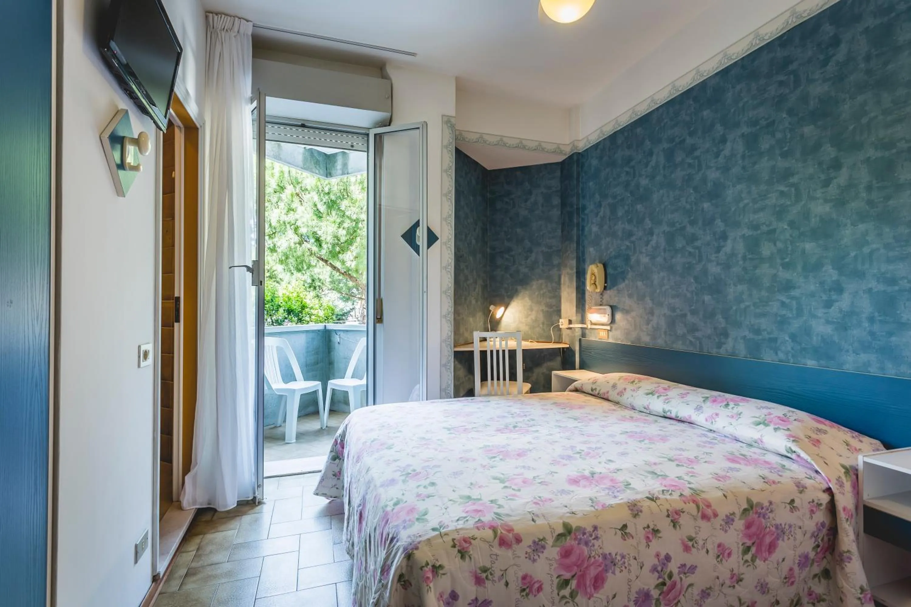 TV and multimedia, Bed in Hotel Raffaello