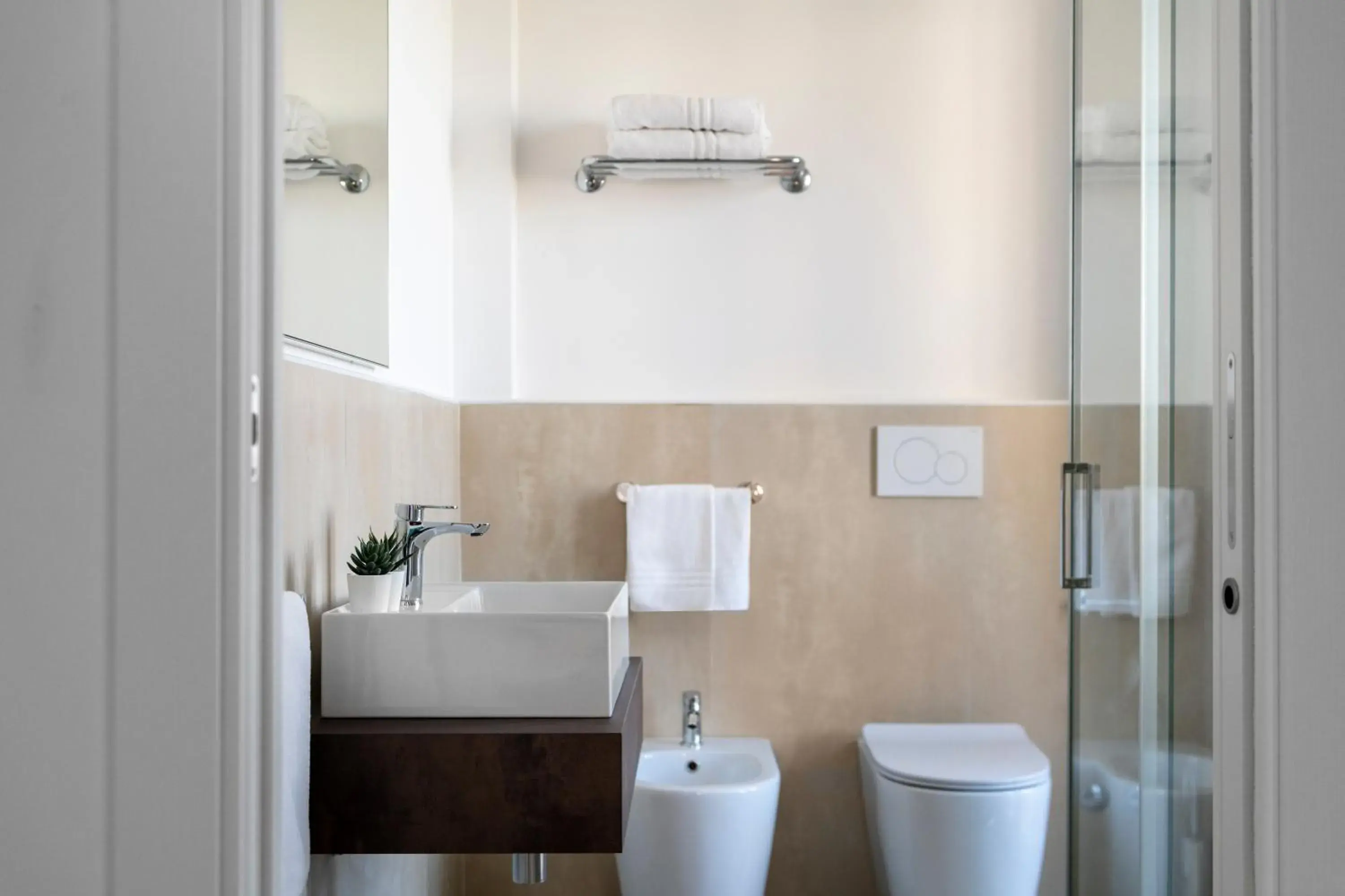 Shower, Bathroom in Hotel Raffaello