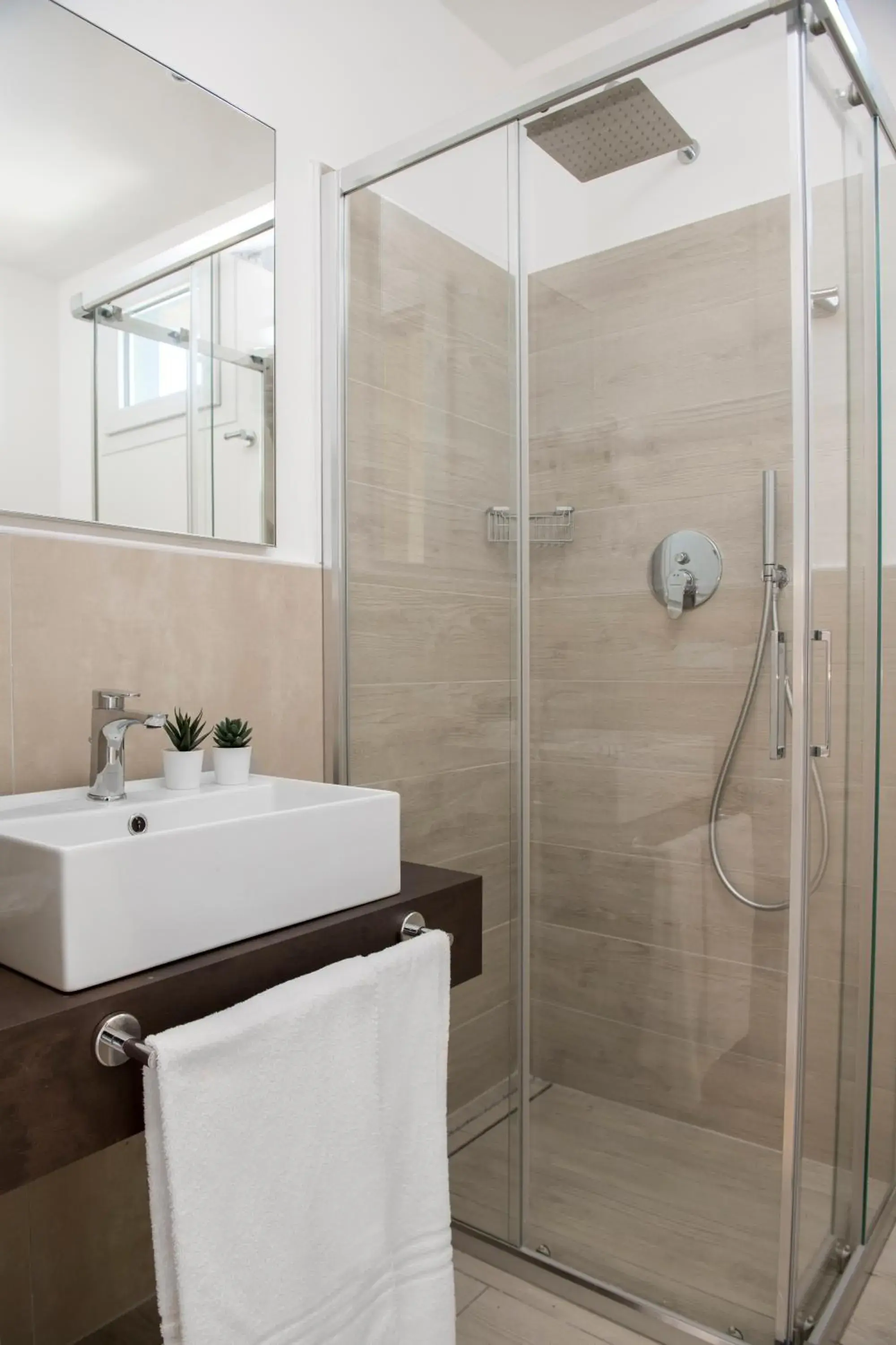 Shower, Bathroom in Hotel Raffaello