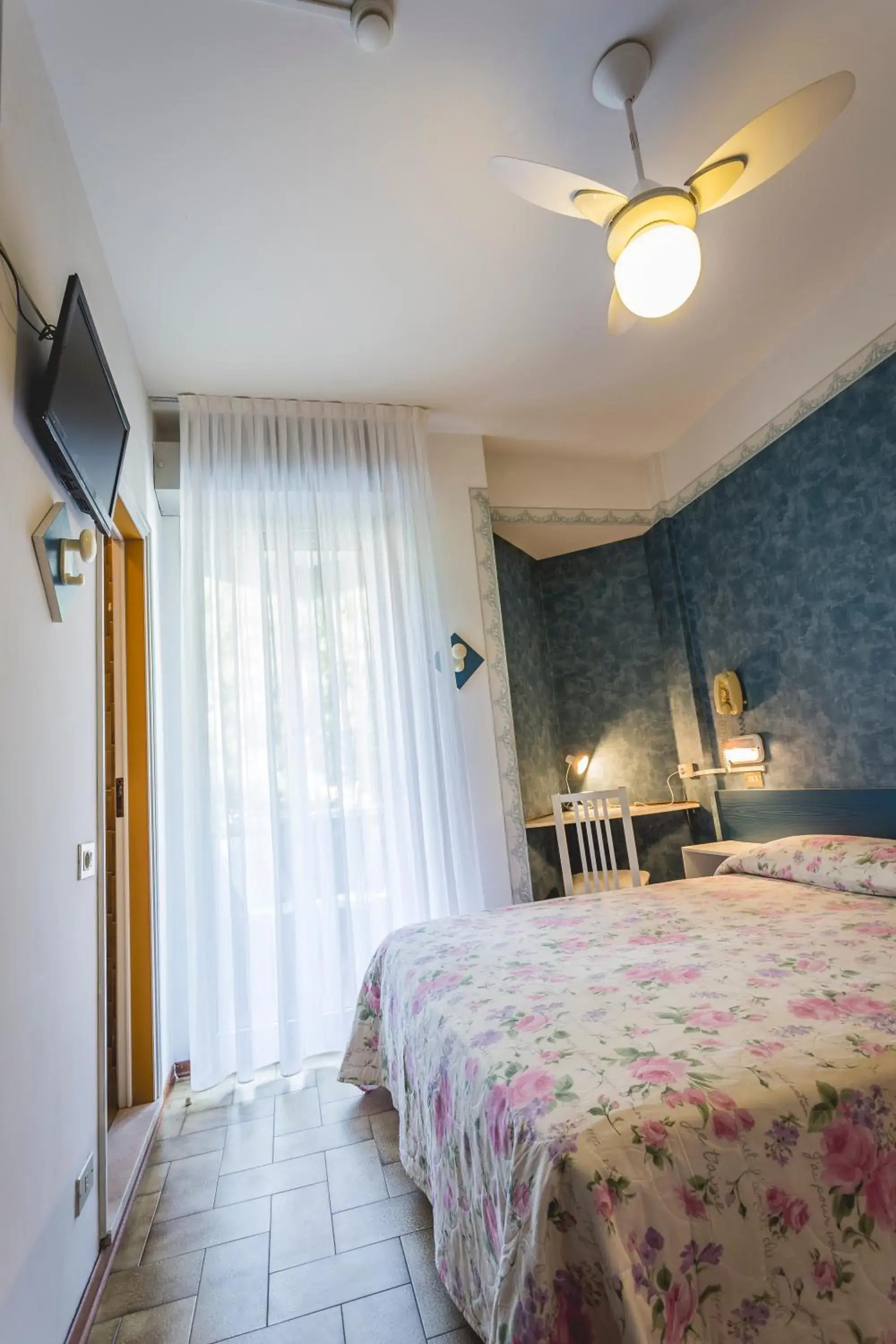 Seating area, Bed in Hotel Raffaello