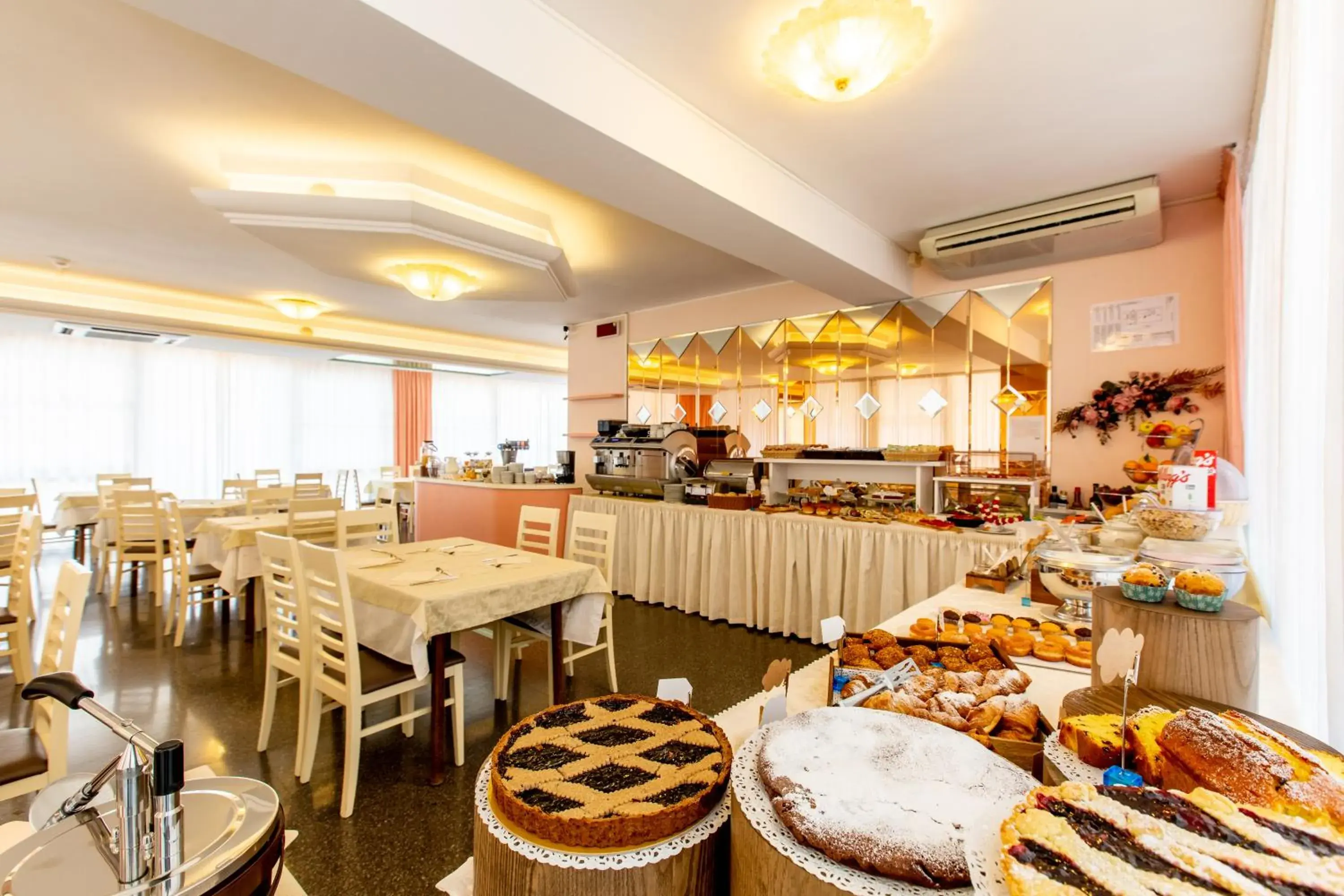 Coffee/tea facilities, Restaurant/Places to Eat in Hotel Raffaello