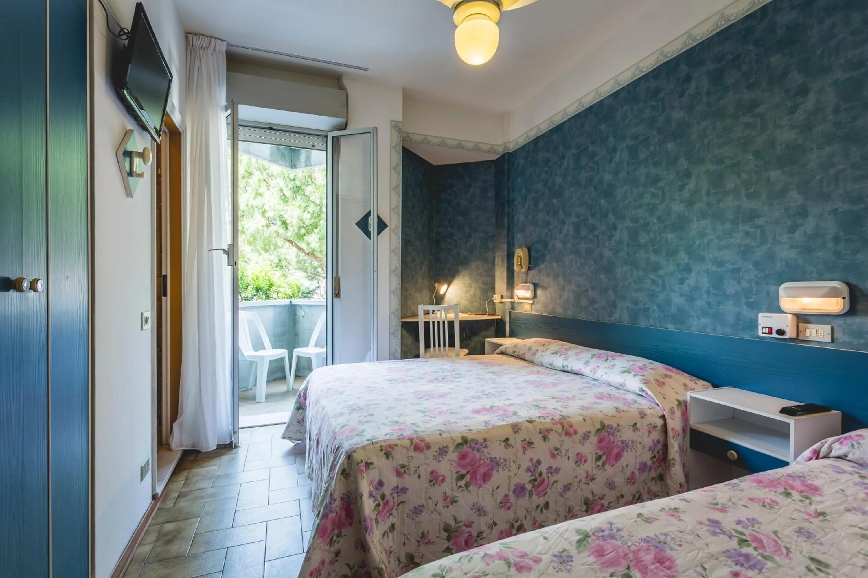 TV and multimedia, Bed in Hotel Raffaello