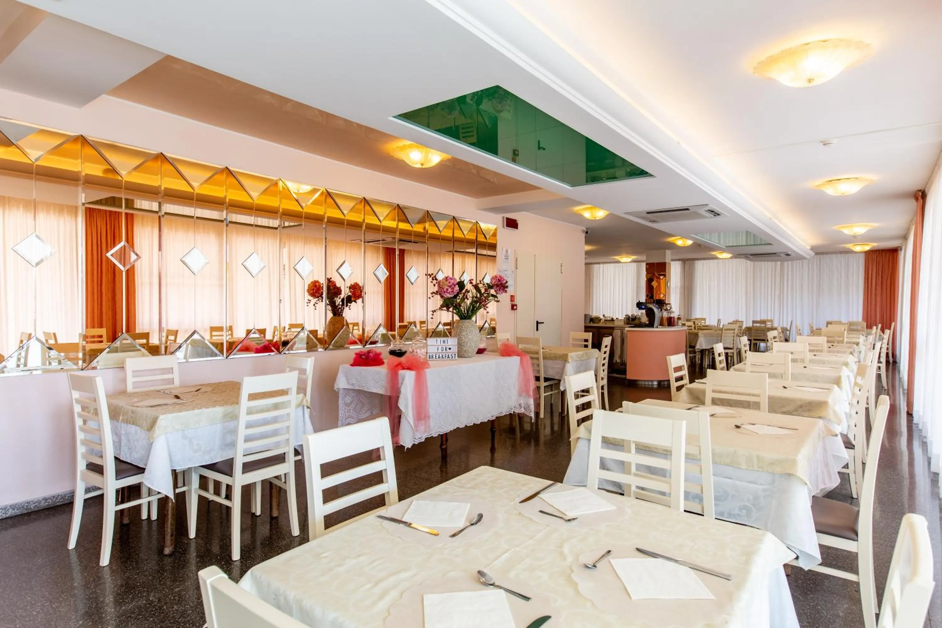 Restaurant/places to eat in Hotel Raffaello