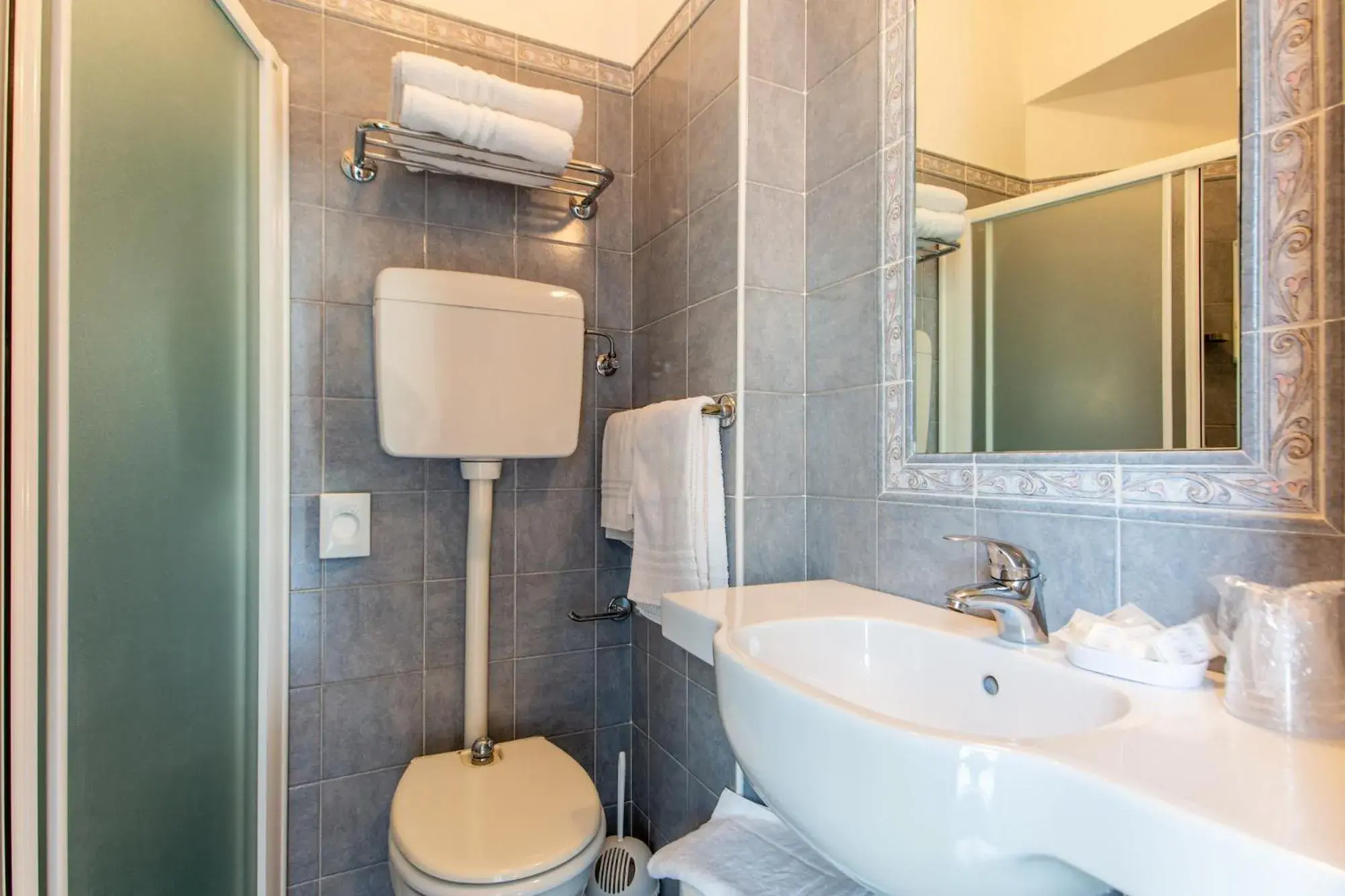 Toilet, Bathroom in Hotel Raffaello