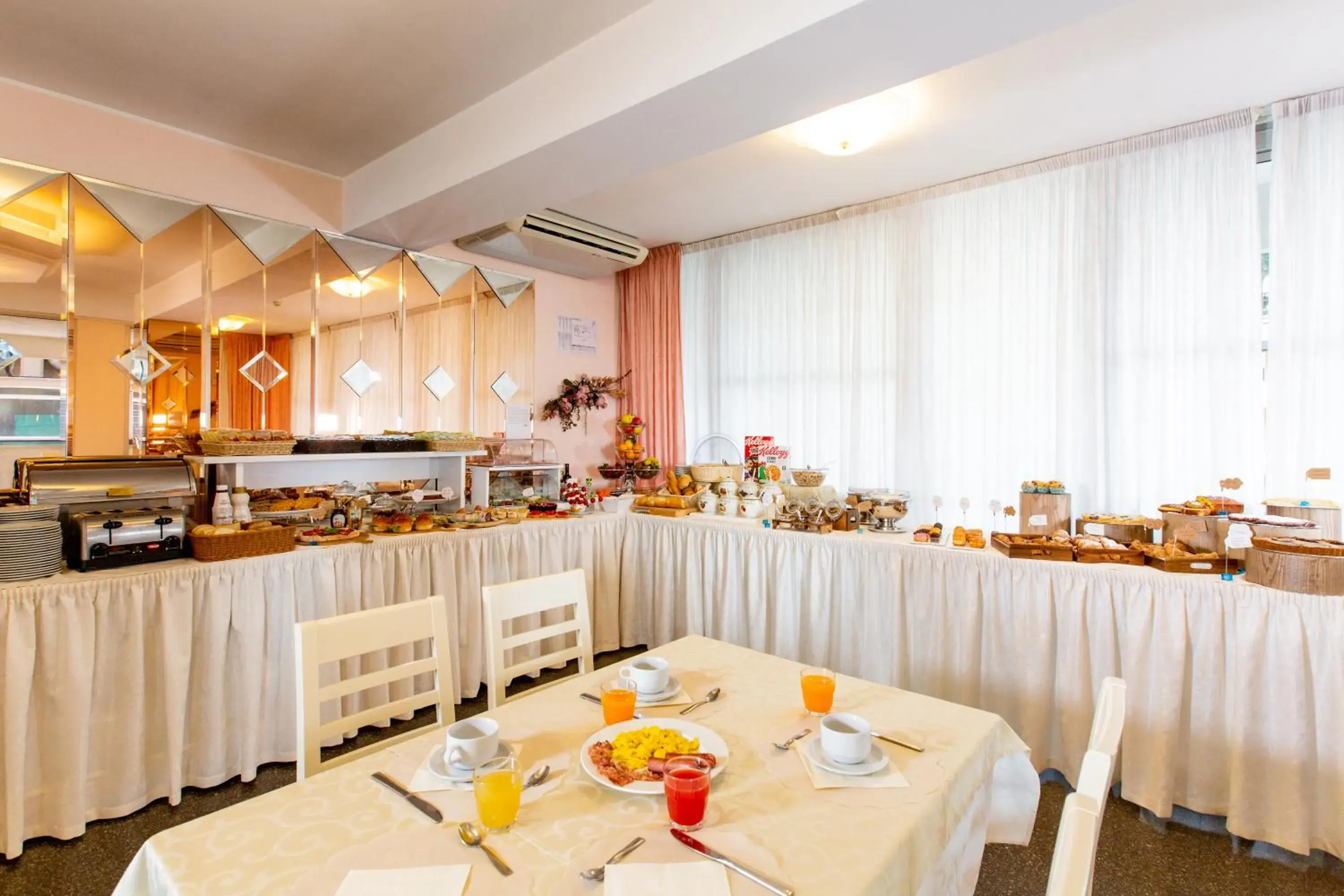 Restaurant/Places to Eat in Hotel Raffaello