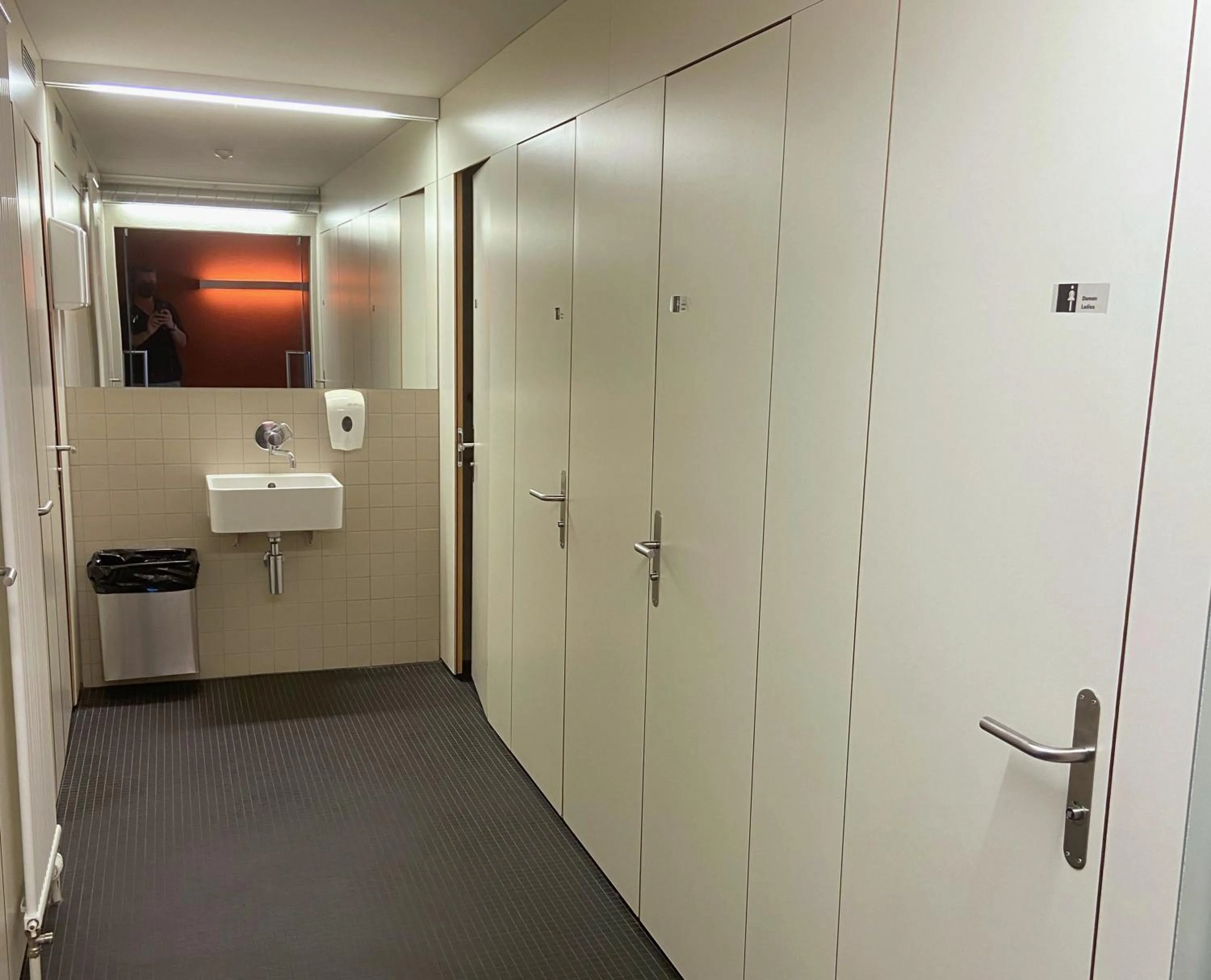 Bathroom in Valbella-Lenzerheide Youth Hostel
