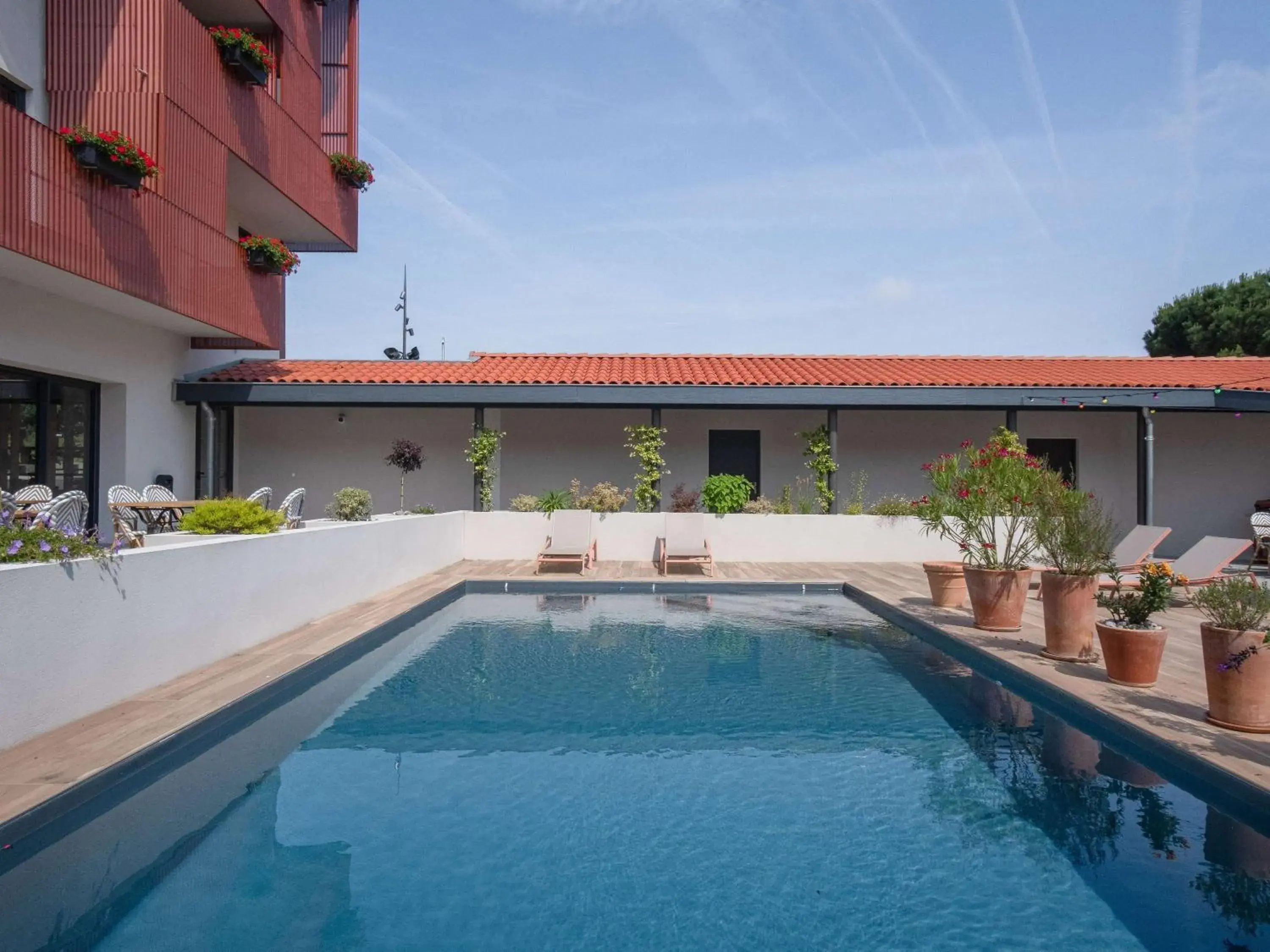 Pool view in ibis Montauban Pool view in ibis Montauban