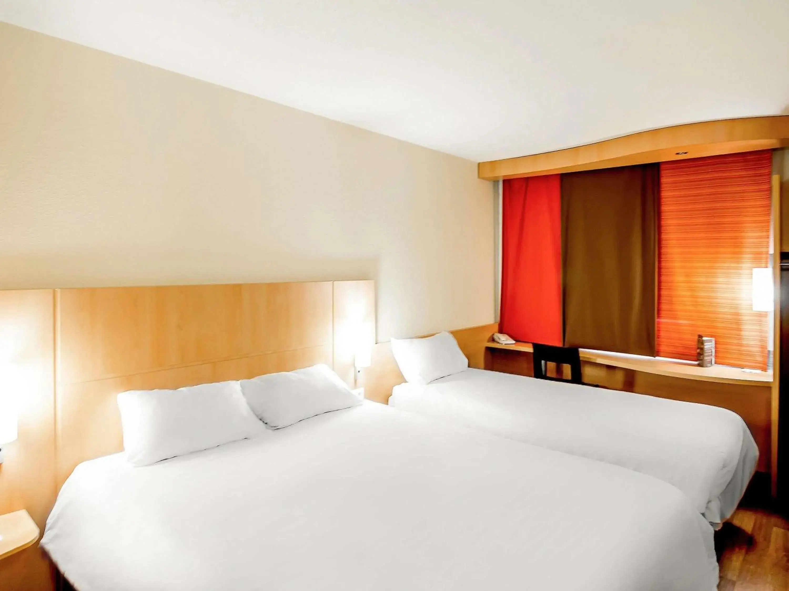 Bedroom, Bed in ibis Montauban Bedroom, Bed in ibis Montauban