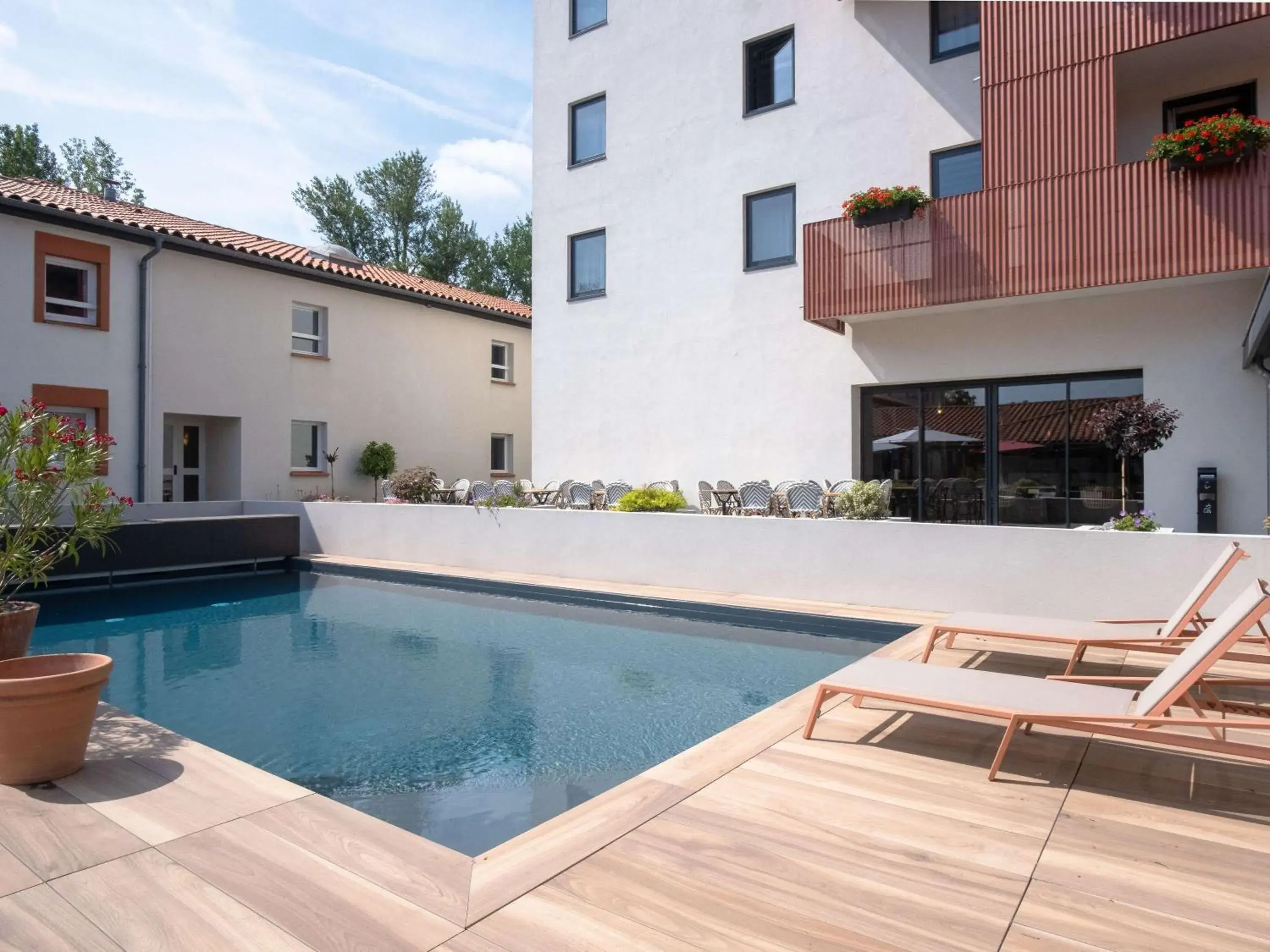 Pool view in ibis Montauban Pool view in ibis Montauban