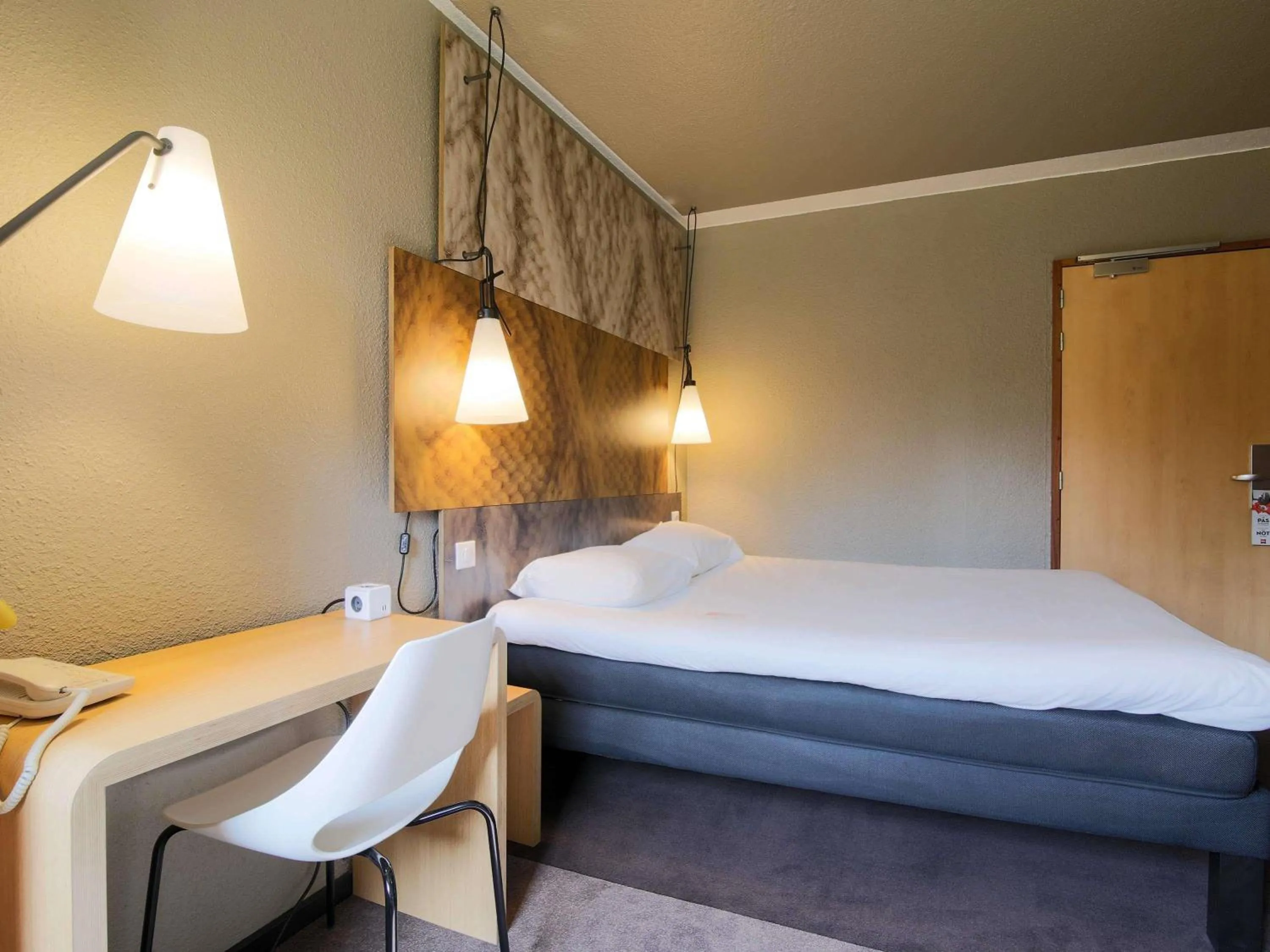 Bedroom, Bed in ibis Montauban