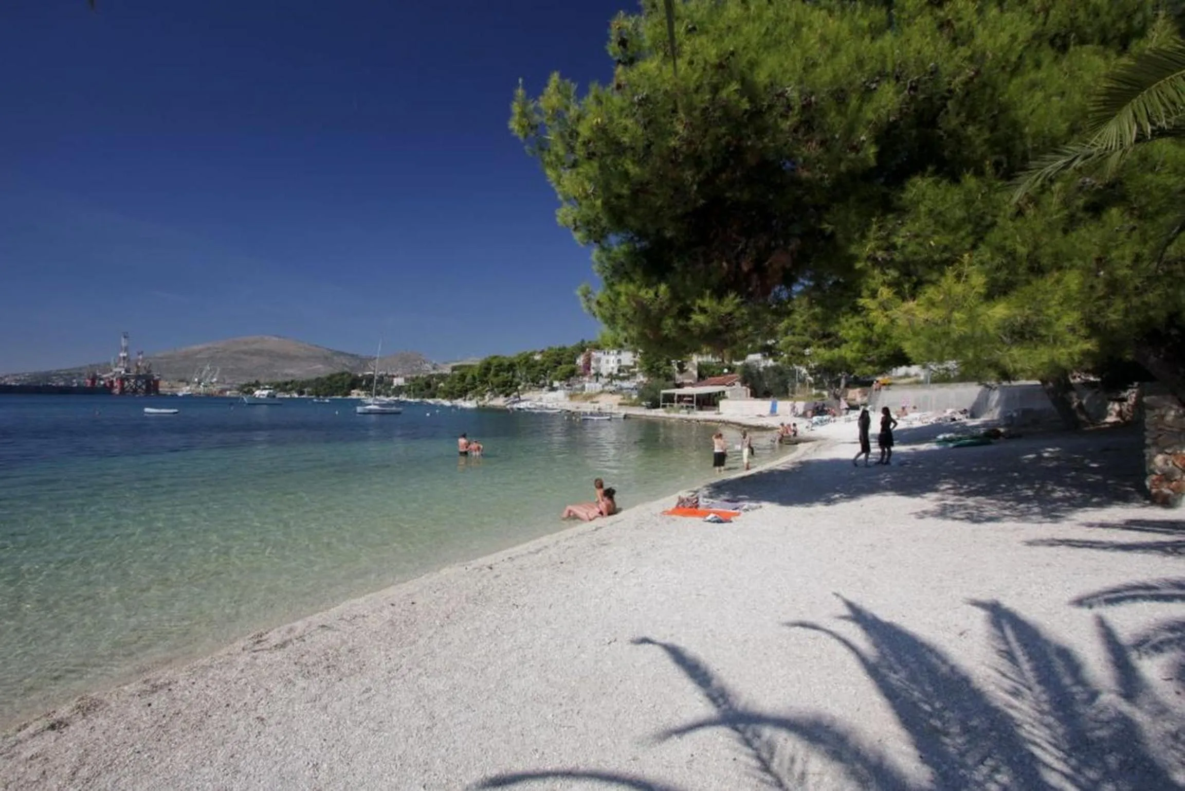 Beach in Apartments Doris