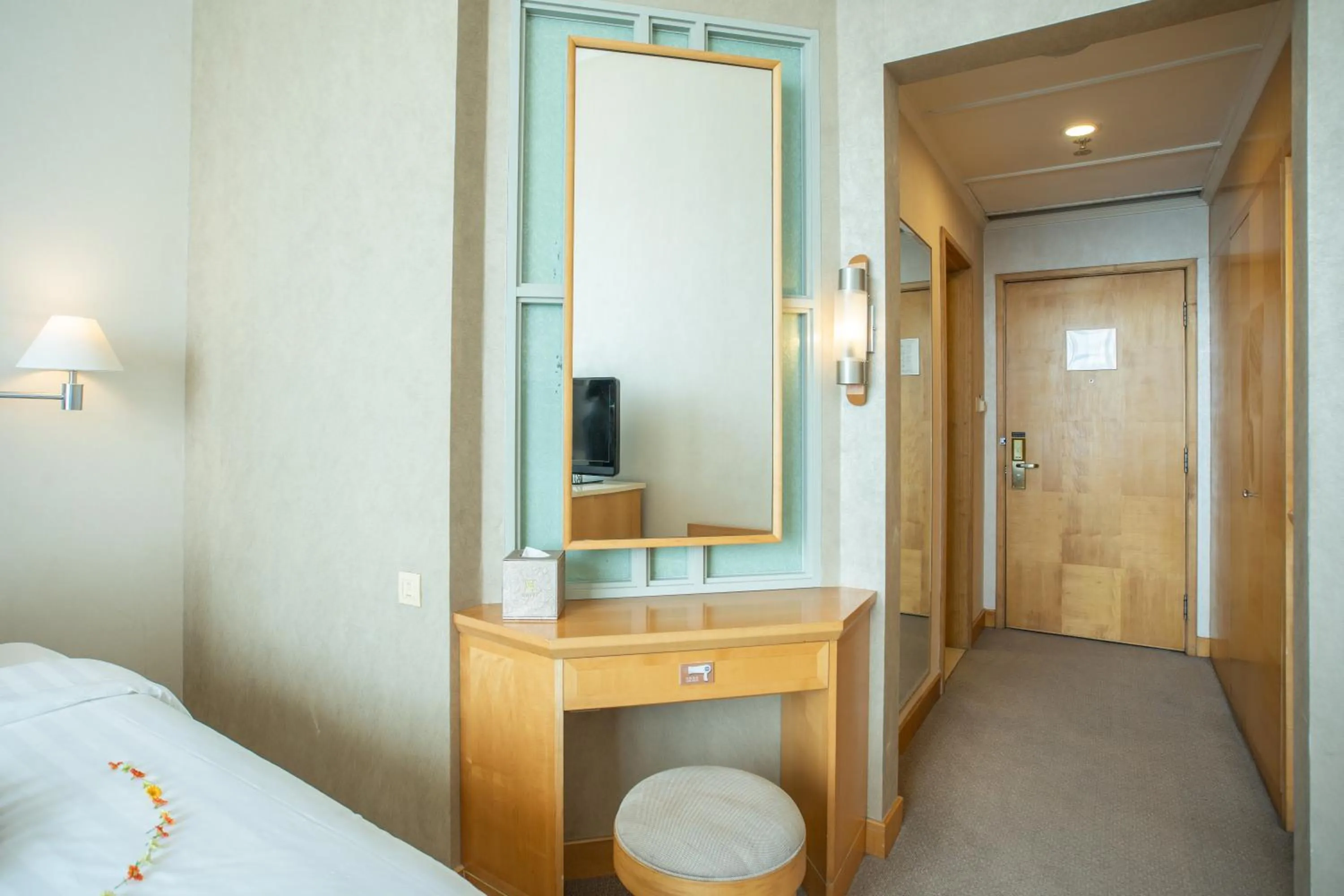 Bathroom, Bed in Shantou Junhua Haiyi Hotel