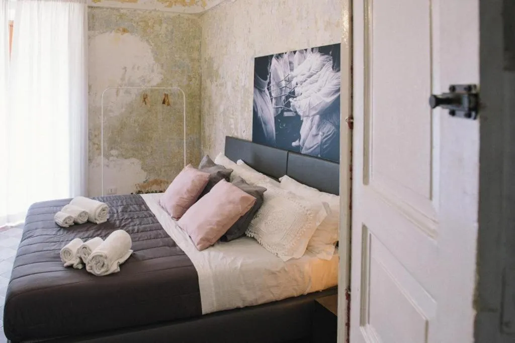 Photo of the whole room in Agatha Cosy