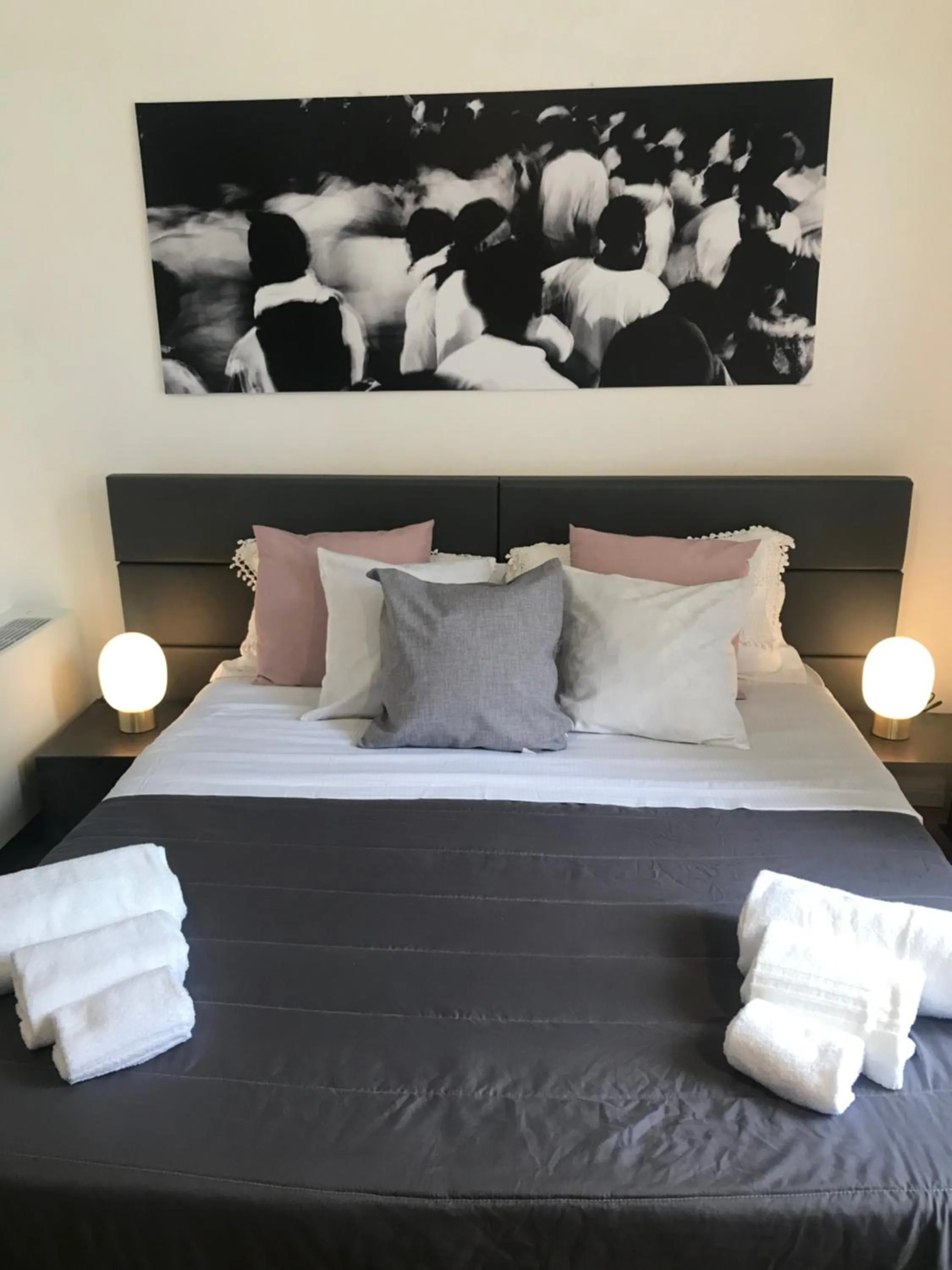 Photo of the whole room in Agatha Cosy