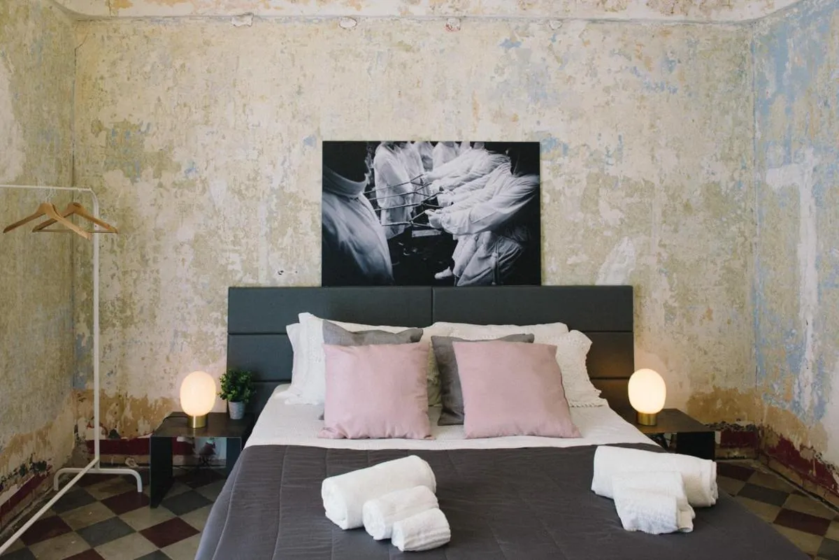 Photo of the whole room in Agatha Cosy