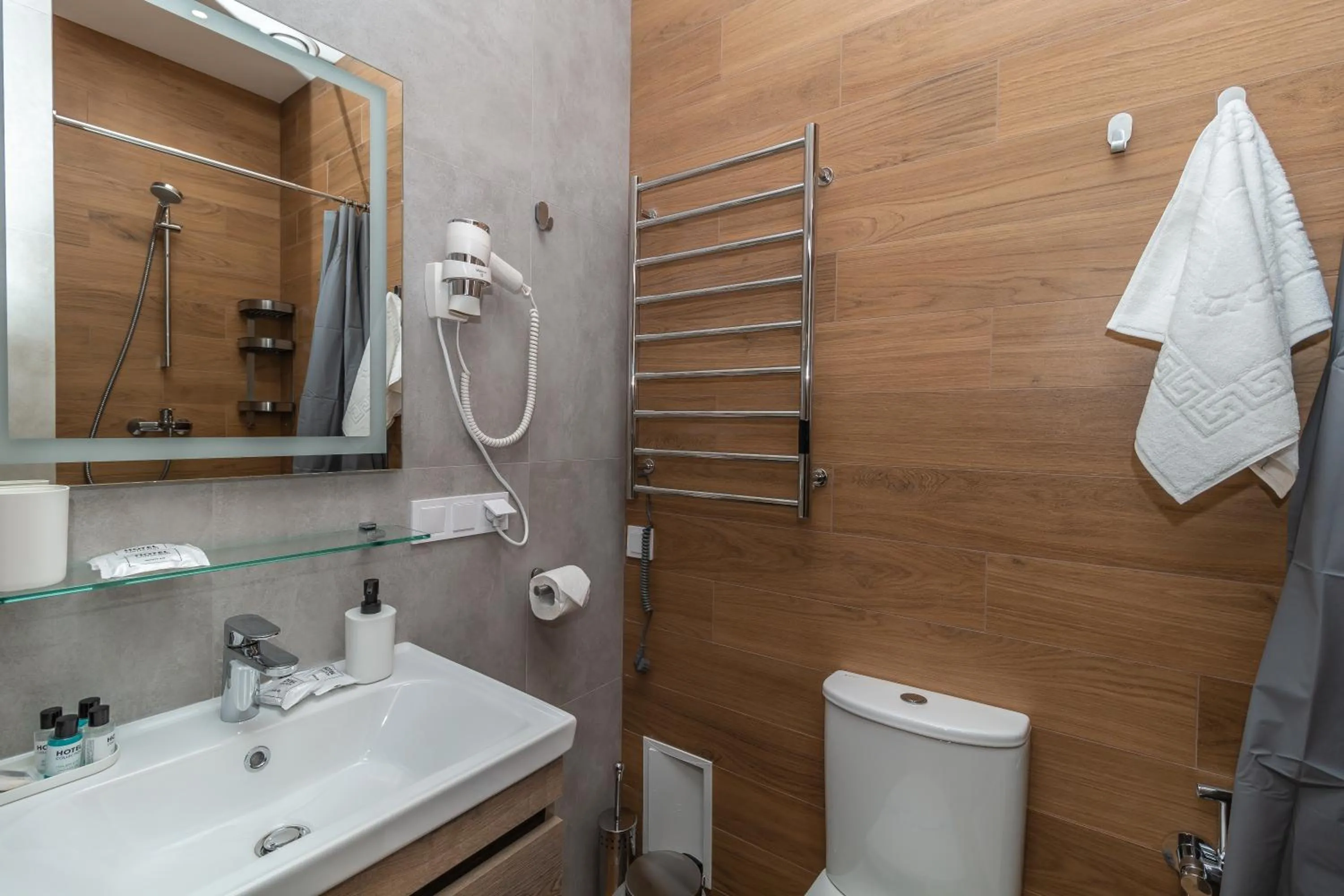 Shower in Opera Passage Hotel & Apartments