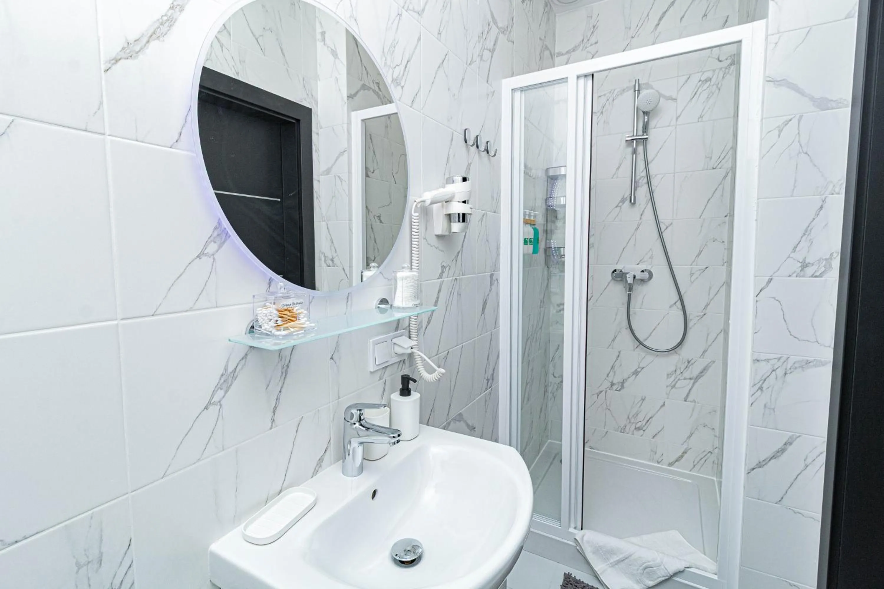 Shower in Opera Passage Hotel & Apartments