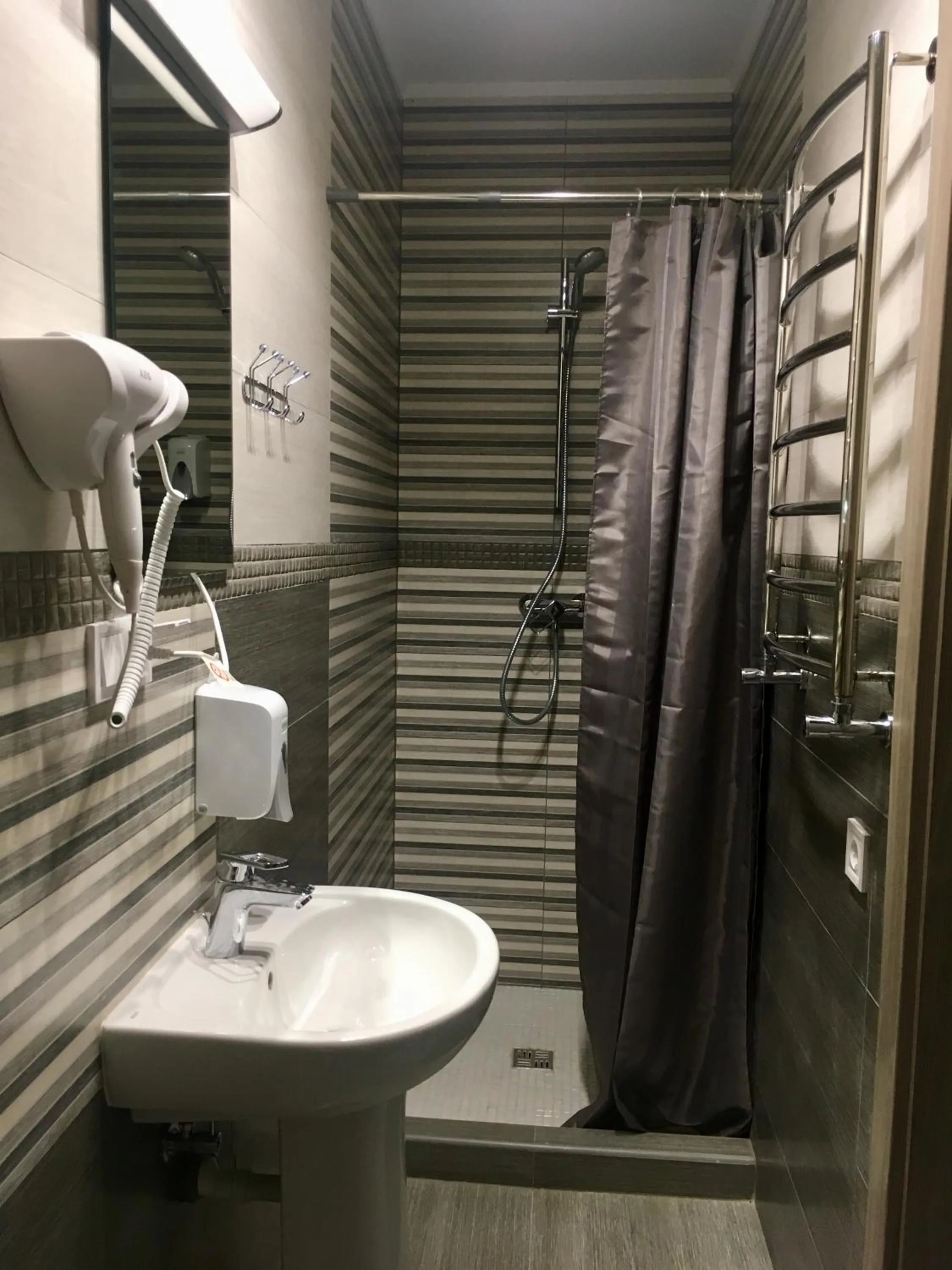 Shower in Opera Passage Hotel & Apartments