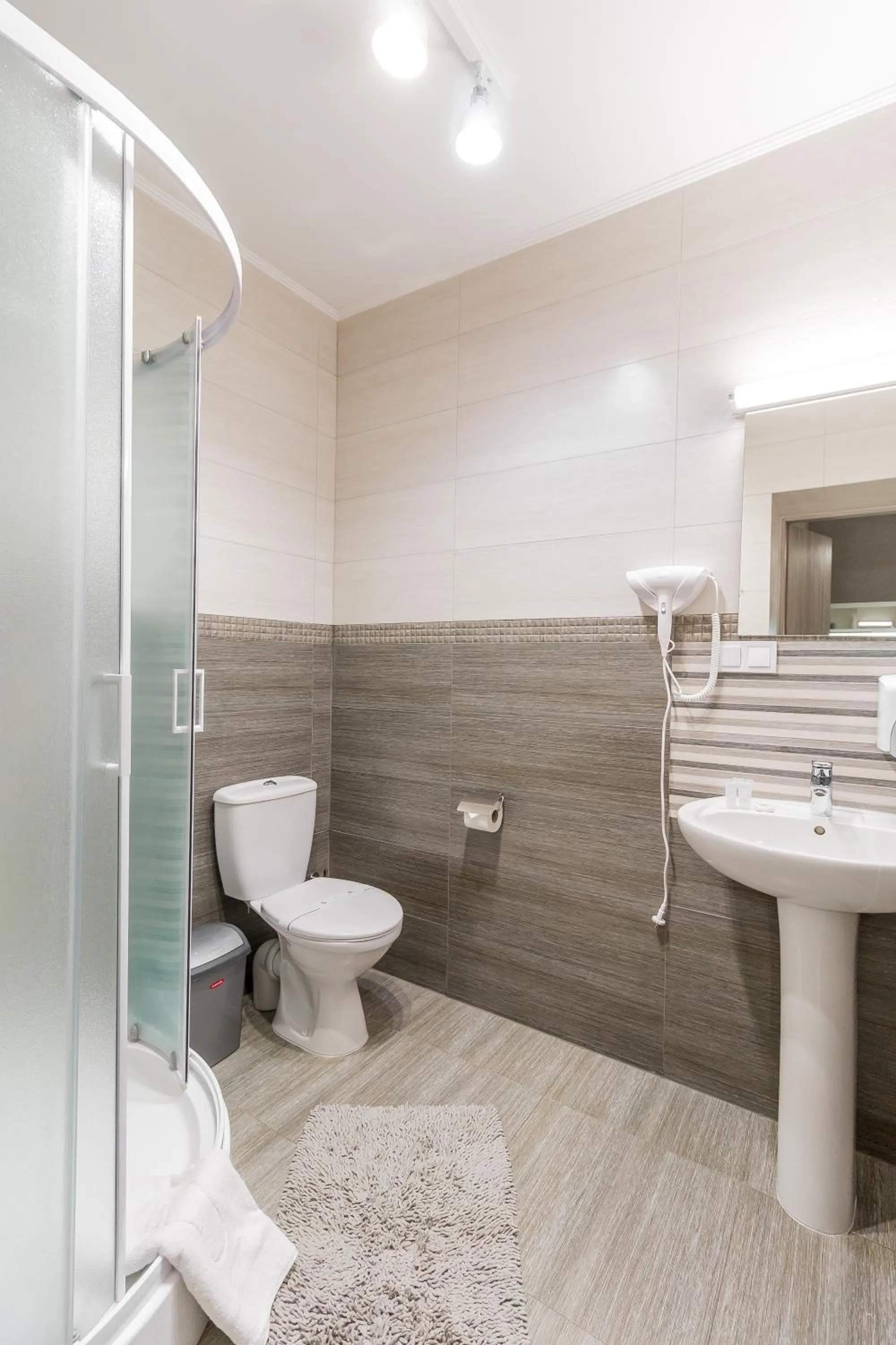 Shower in Opera Passage Hotel & Apartments