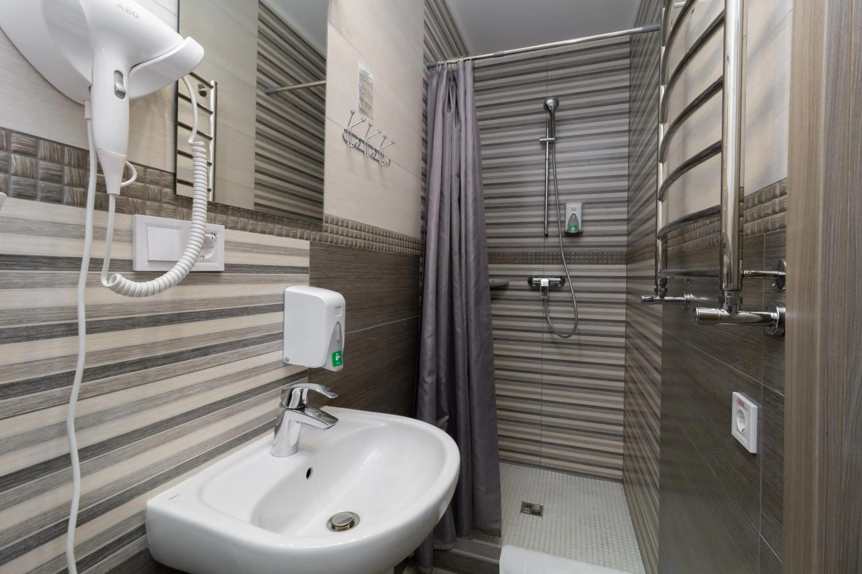 Shower in Opera Passage Hotel & Apartments