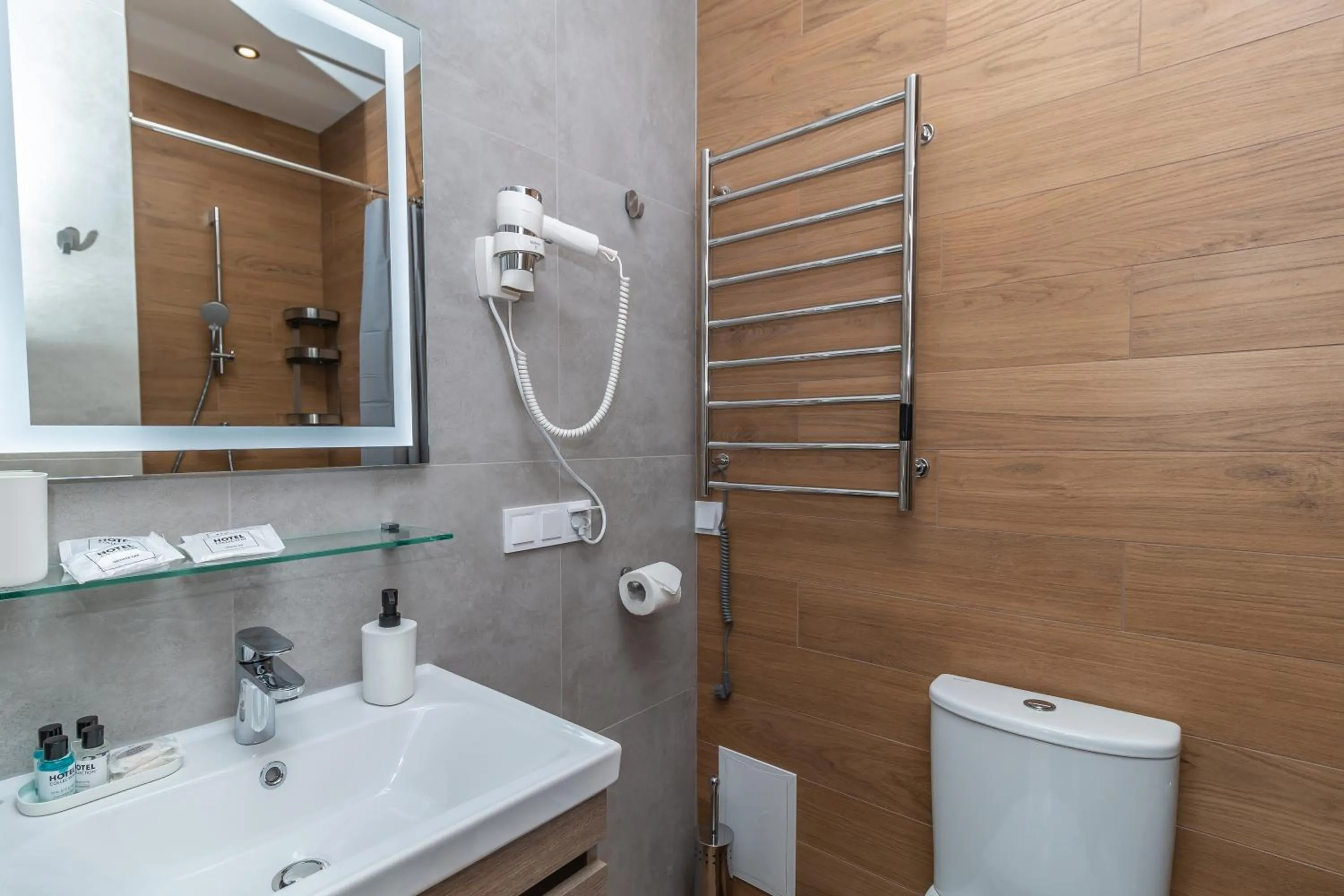 Shower in Opera Passage Hotel & Apartments